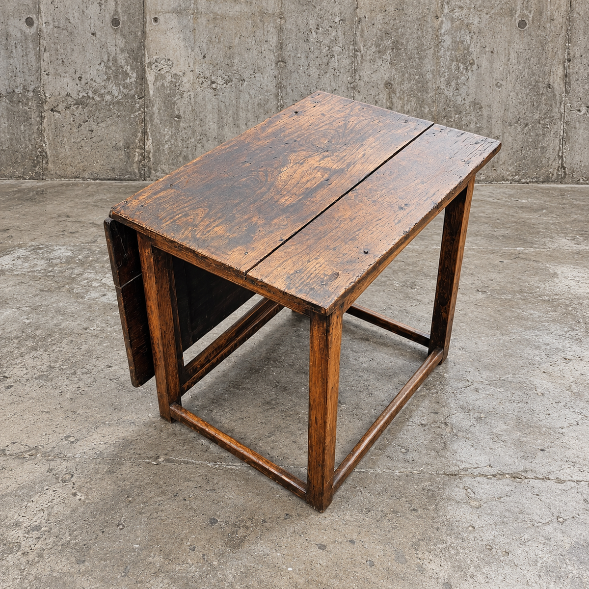 Drop leaf / gate leg side table / 1930s