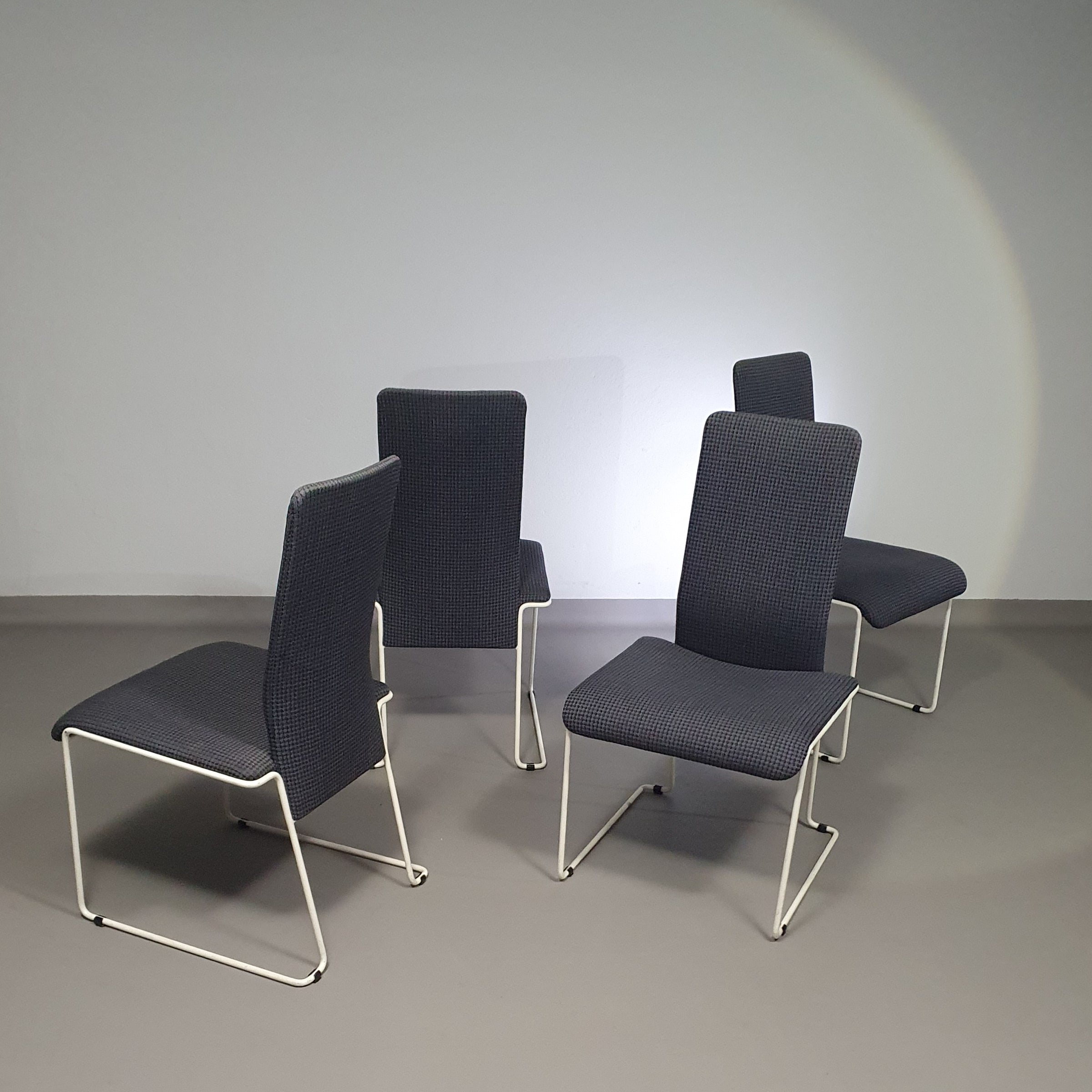 Walter antonis stoelen voor Henny de Jong.