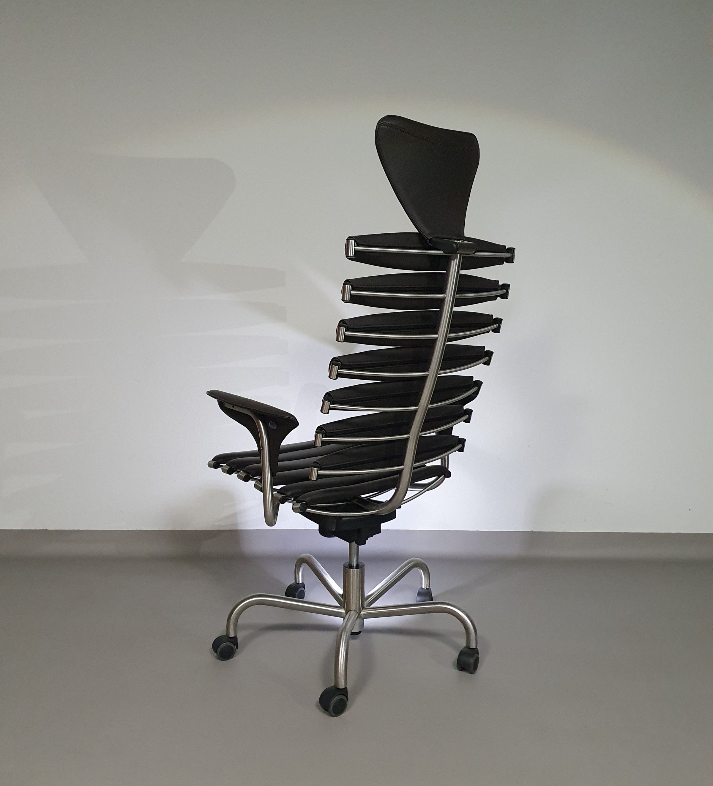 De Sede DS-2100/161 Executive Chair from our designer Home Office collection.
Mint condition 
Dark brown leather