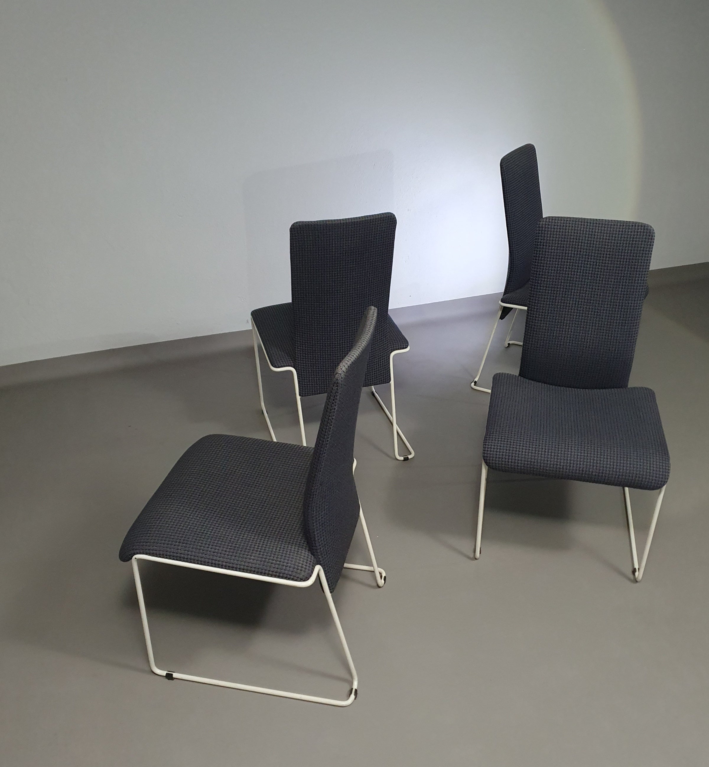 Walter antonis stoelen voor Henny de Jong.