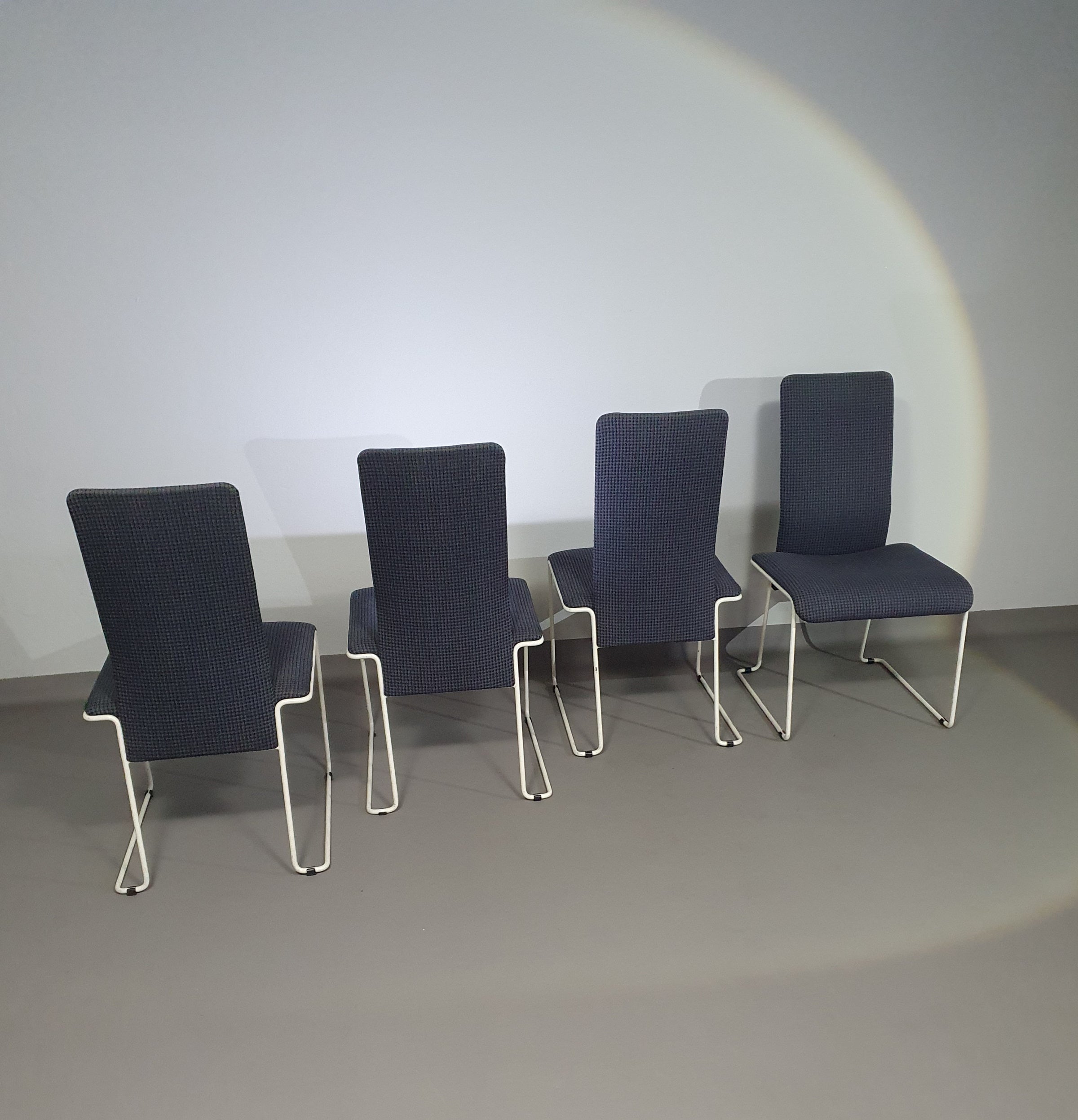 Walter antonis stoelen voor Henny de Jong.