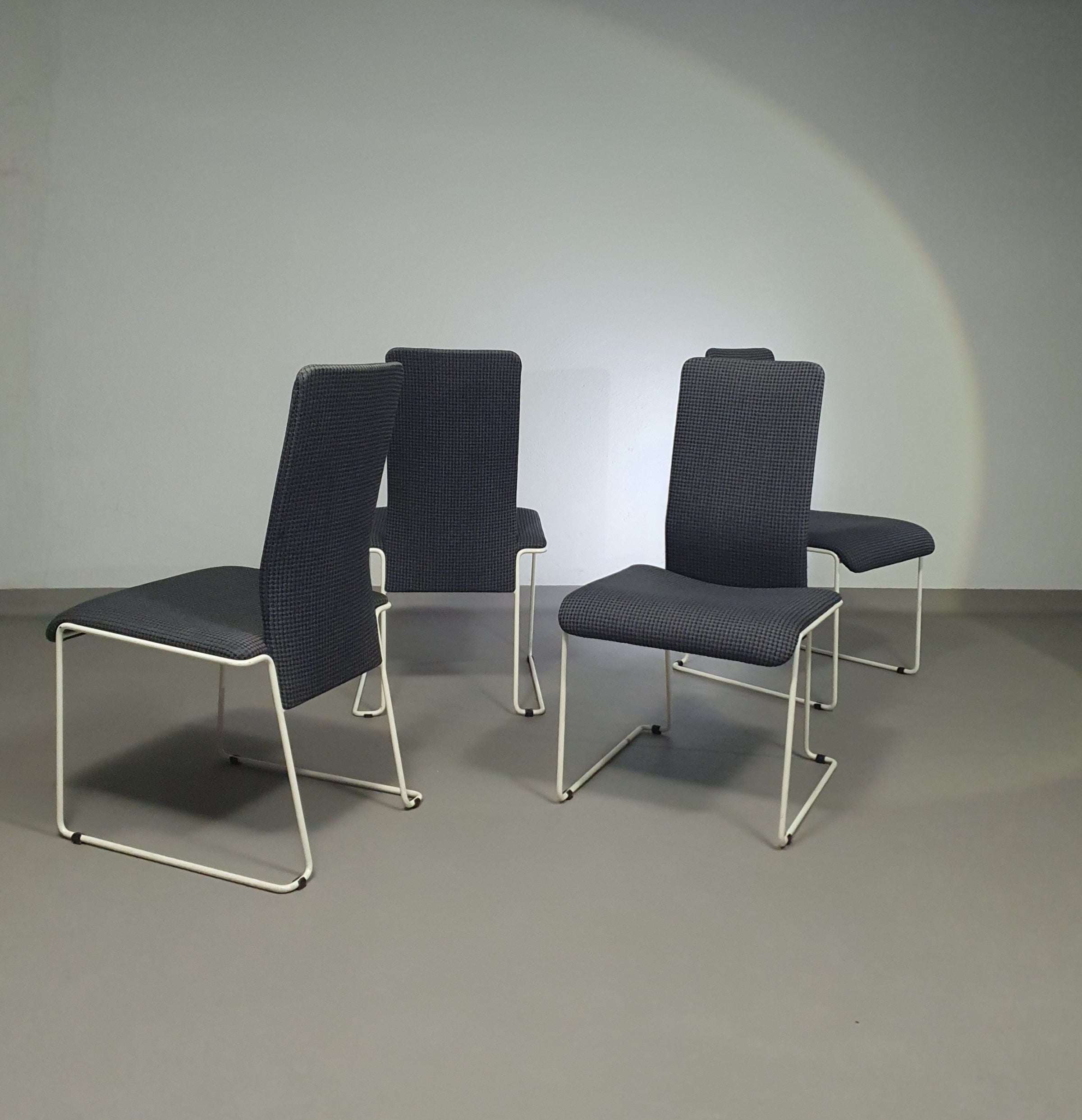 Walter antonis stoelen voor Henny de Jong.
