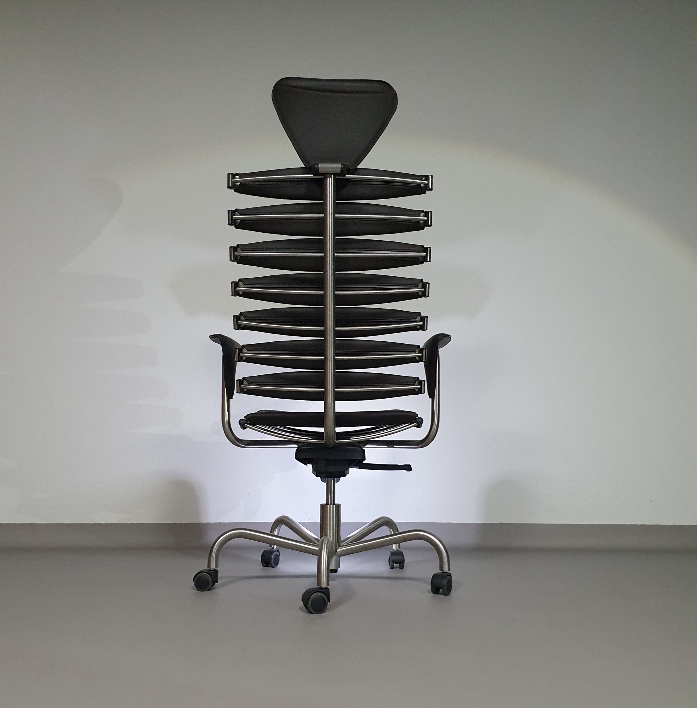 De Sede DS-2100/161 Executive Chair from our designer Home Office collection.
Mint condition 
Dark brown leather