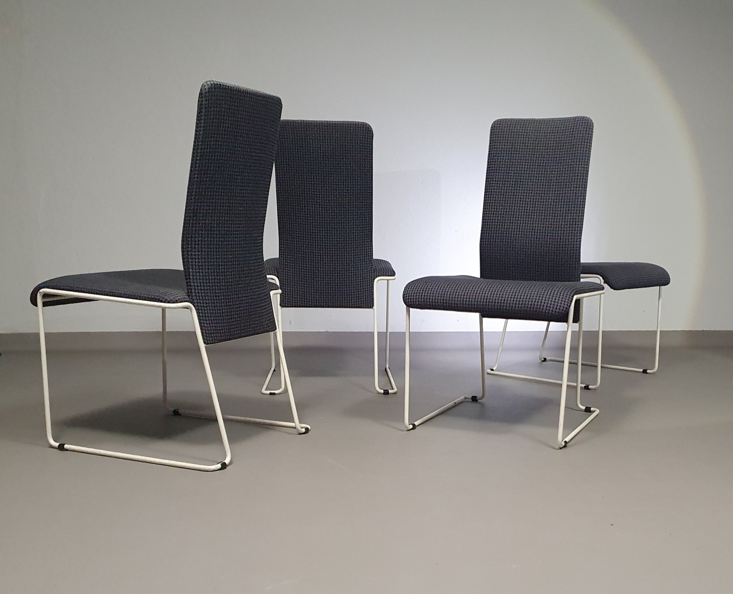 Walter antonis stoelen voor Henny de Jong.