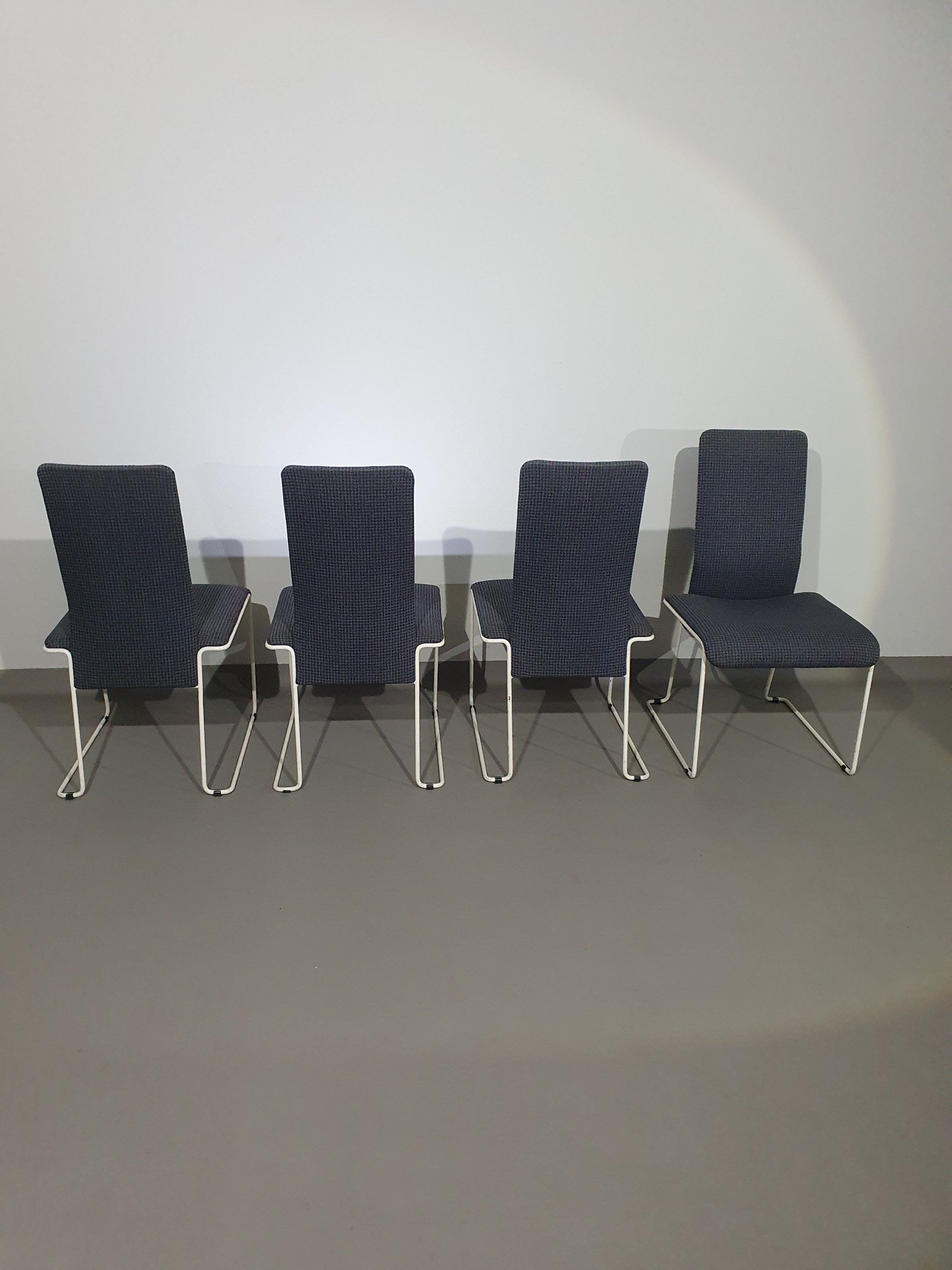 Walter antonis stoelen voor Henny de Jong.