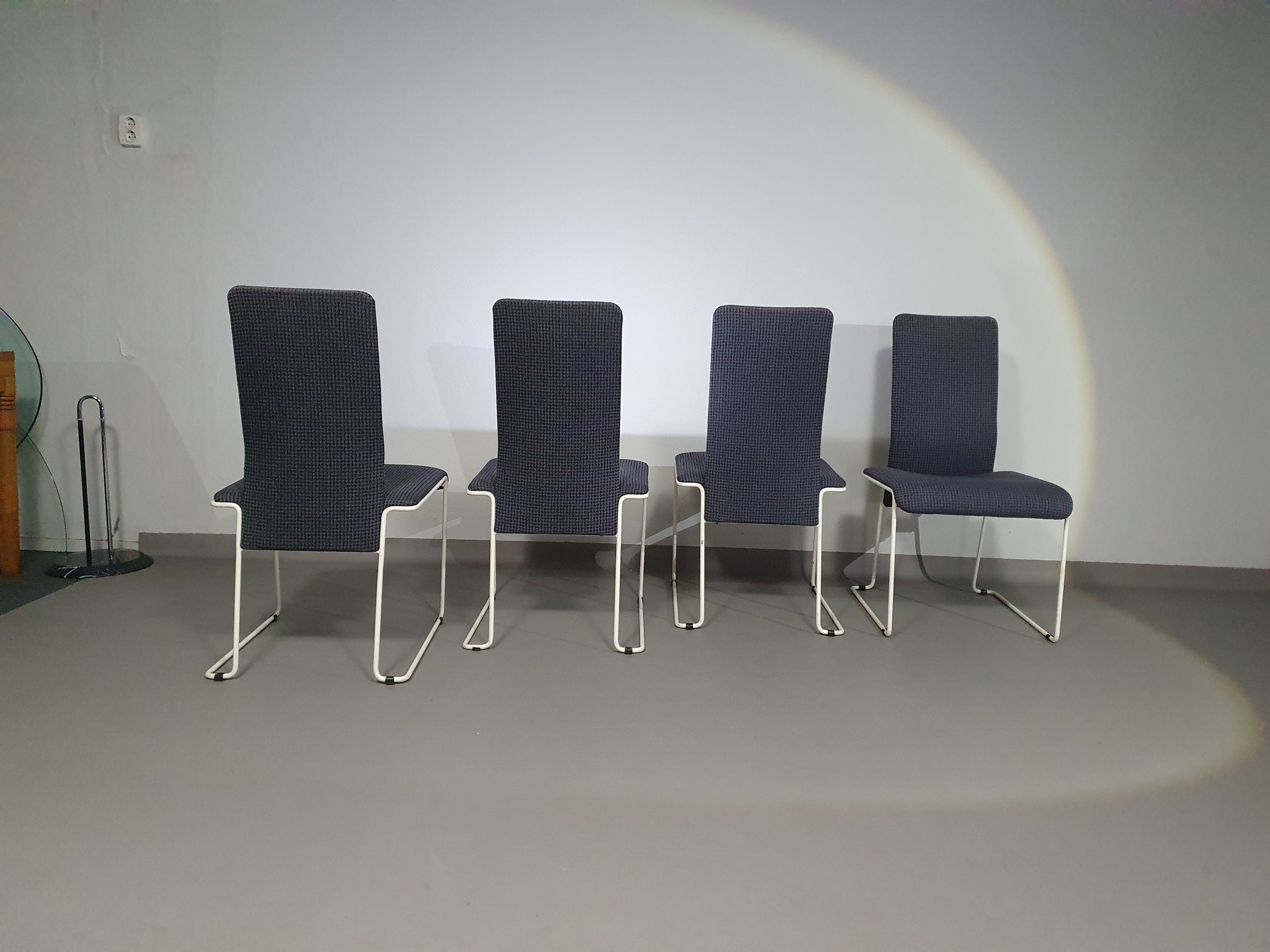 Walter antonis stoelen voor Henny de Jong.
