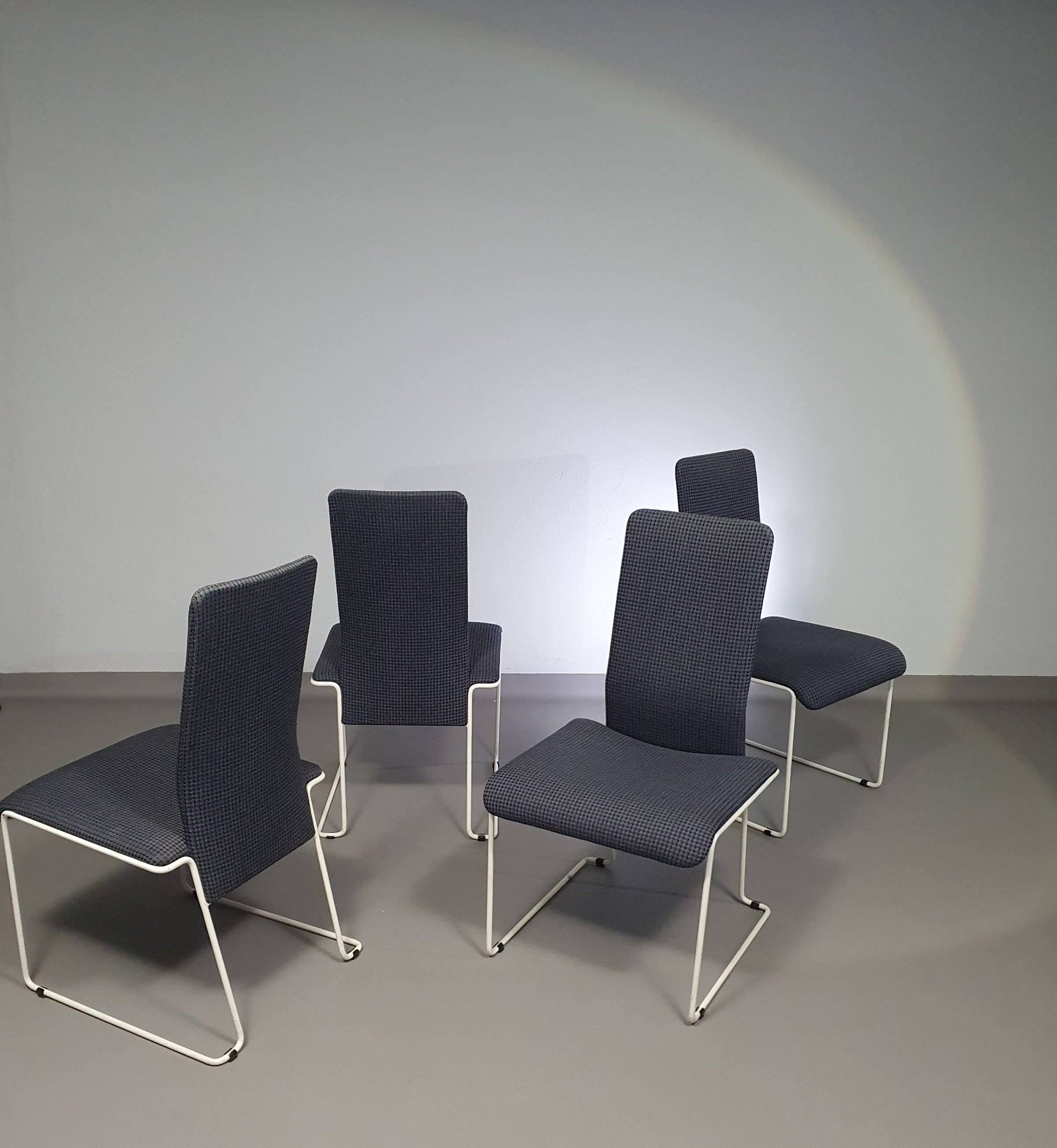 Walter antonis stoelen voor Henny de Jong.