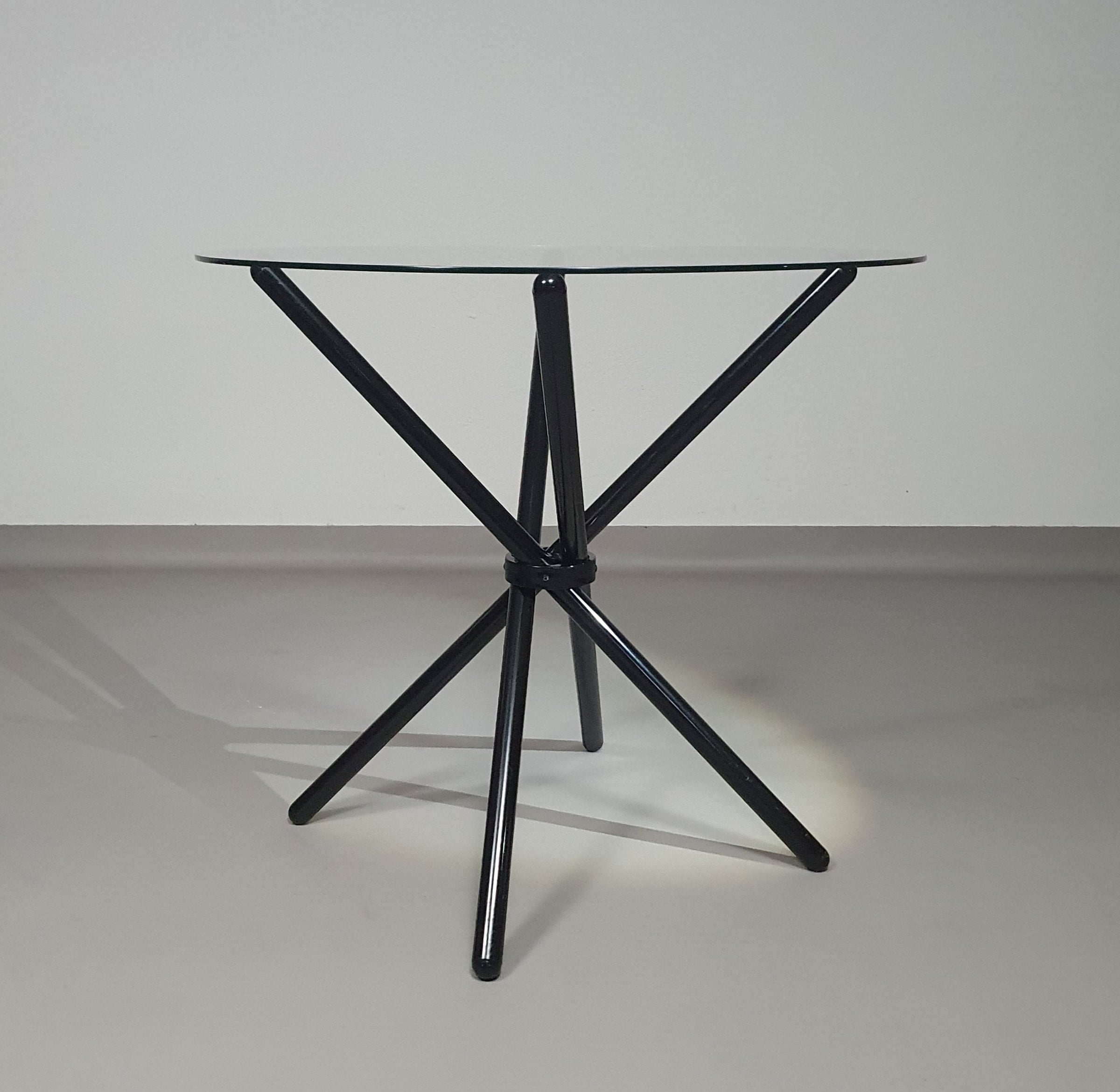 A thing of beauty is a joy for ever.
Italian folding table 80's
Aluminium frame