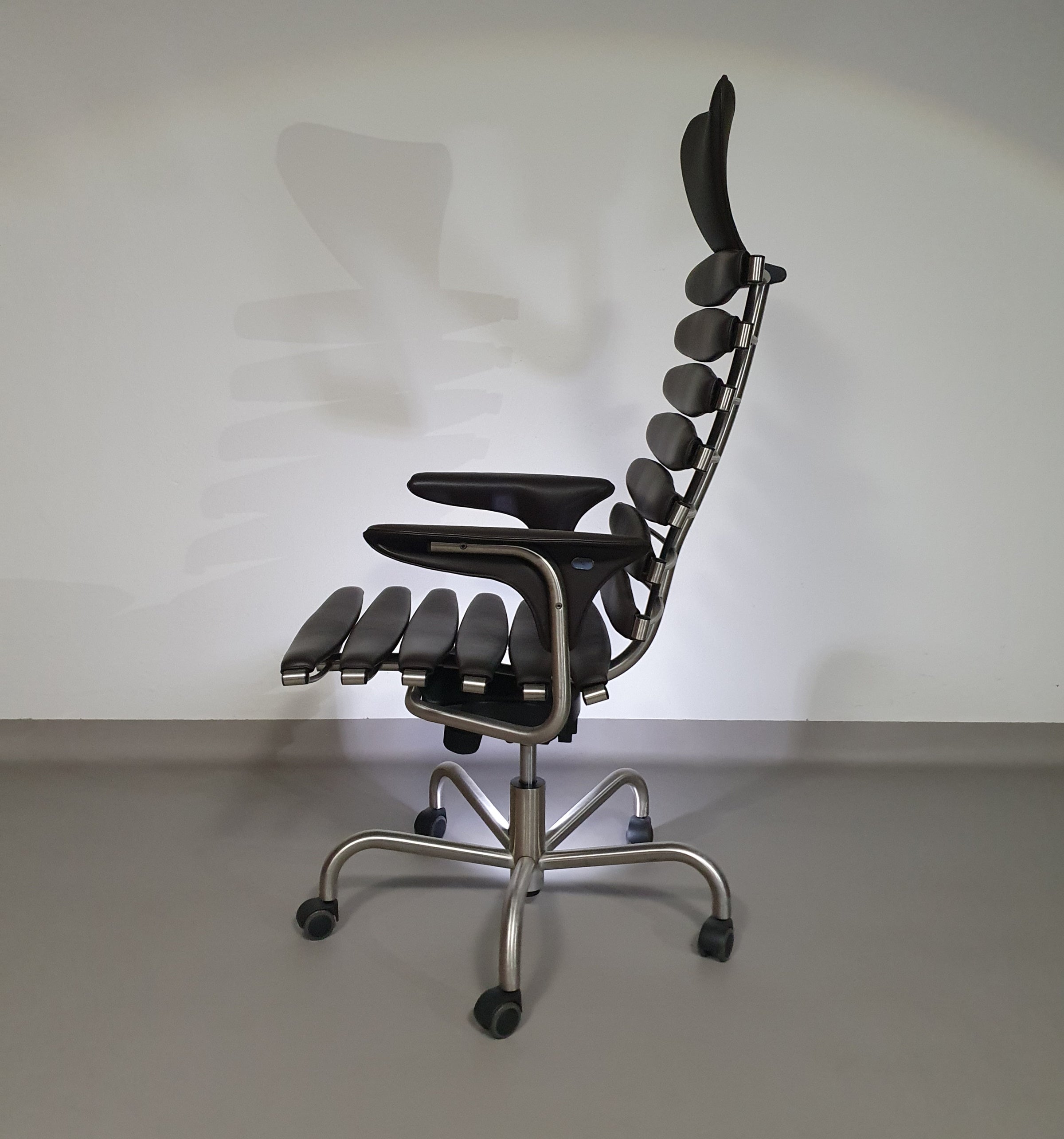 De Sede DS-2100/161 Executive Chair from our designer Home Office collection.
Mint condition 
Dark brown leather