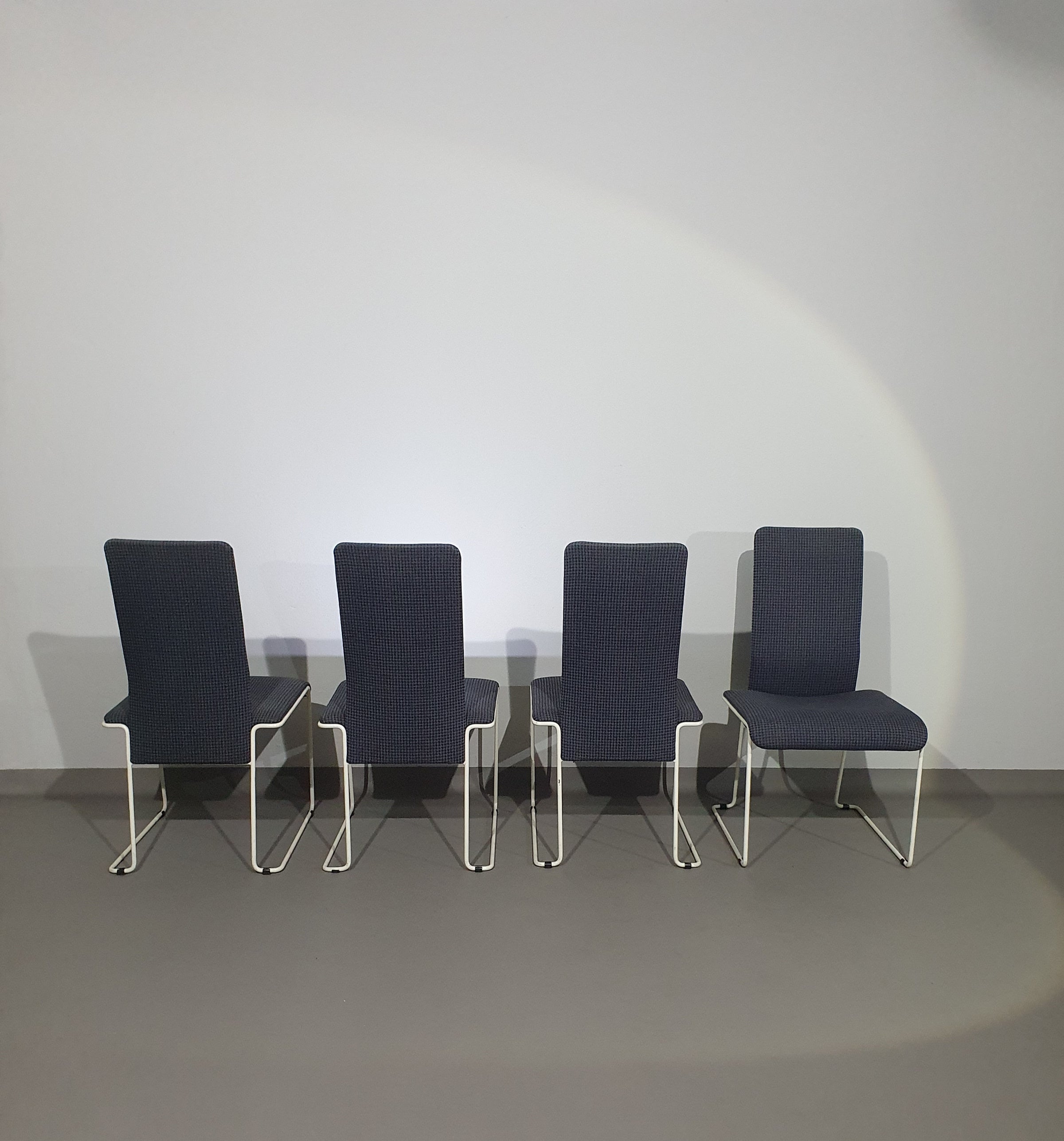 Walter antonis stoelen voor Henny de Jong.