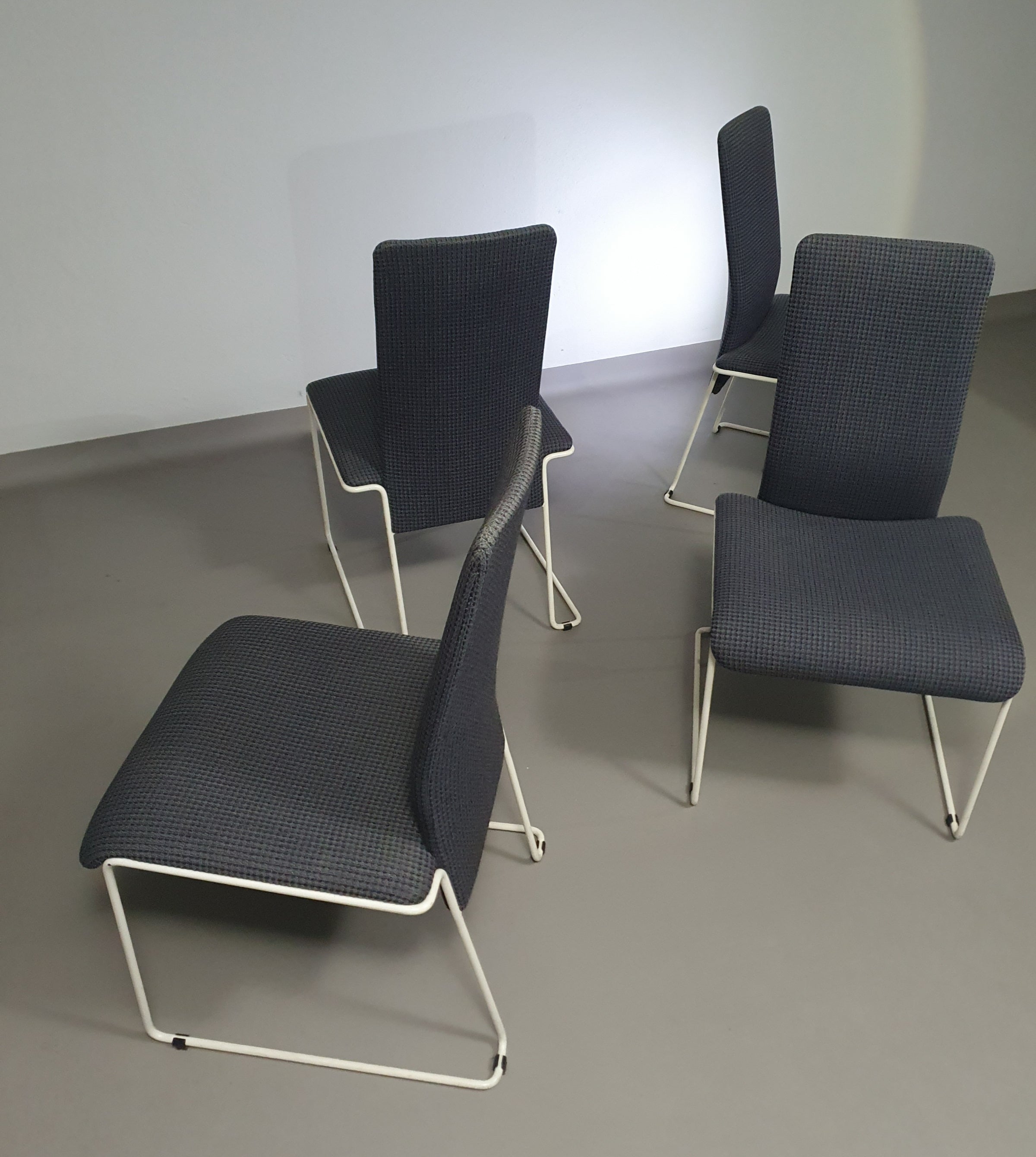 Walter antonis stoelen voor Henny de Jong.