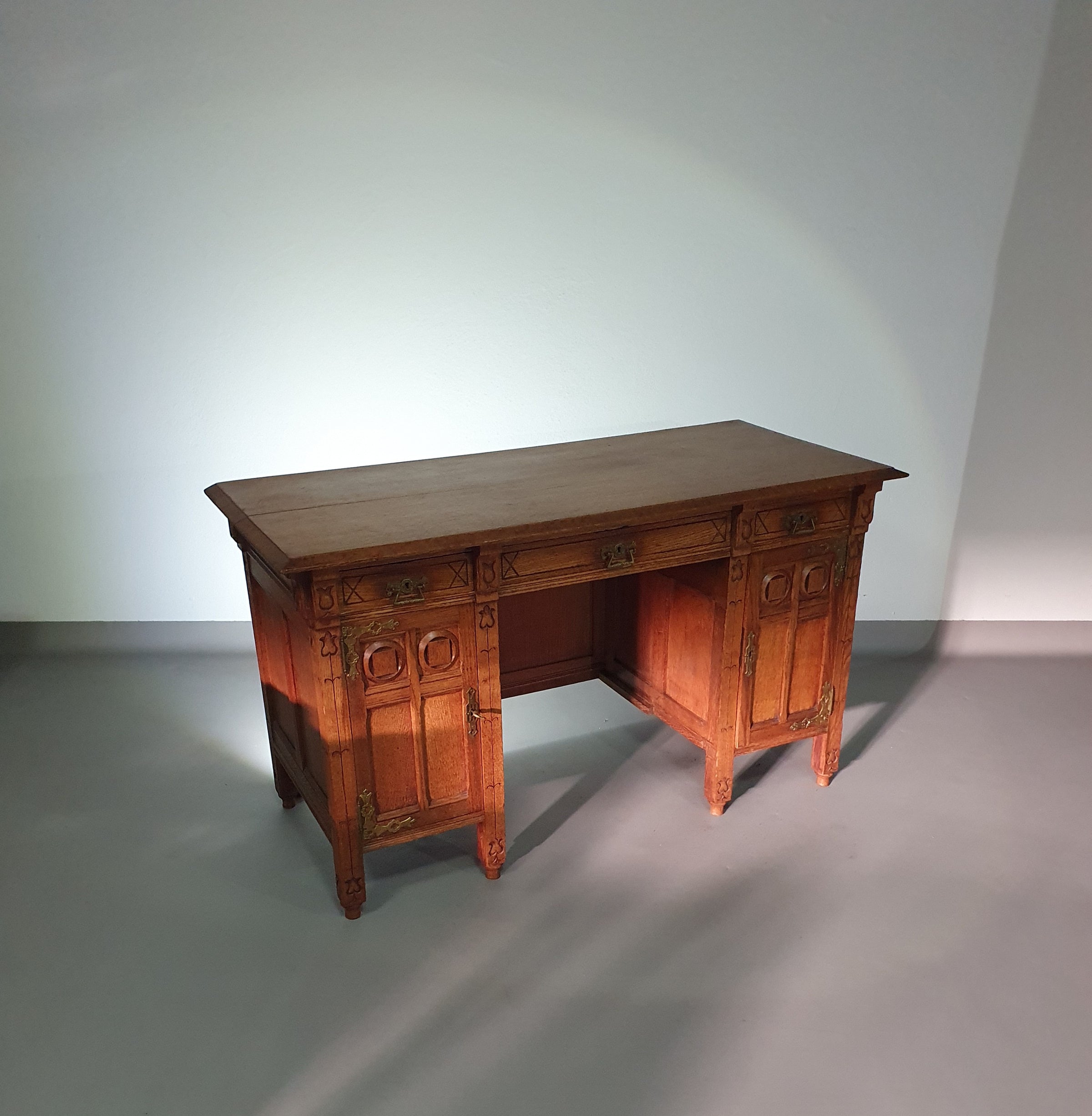 Art & Craft desk early 1920's

Height  78
Width 135
Depth 60 cm