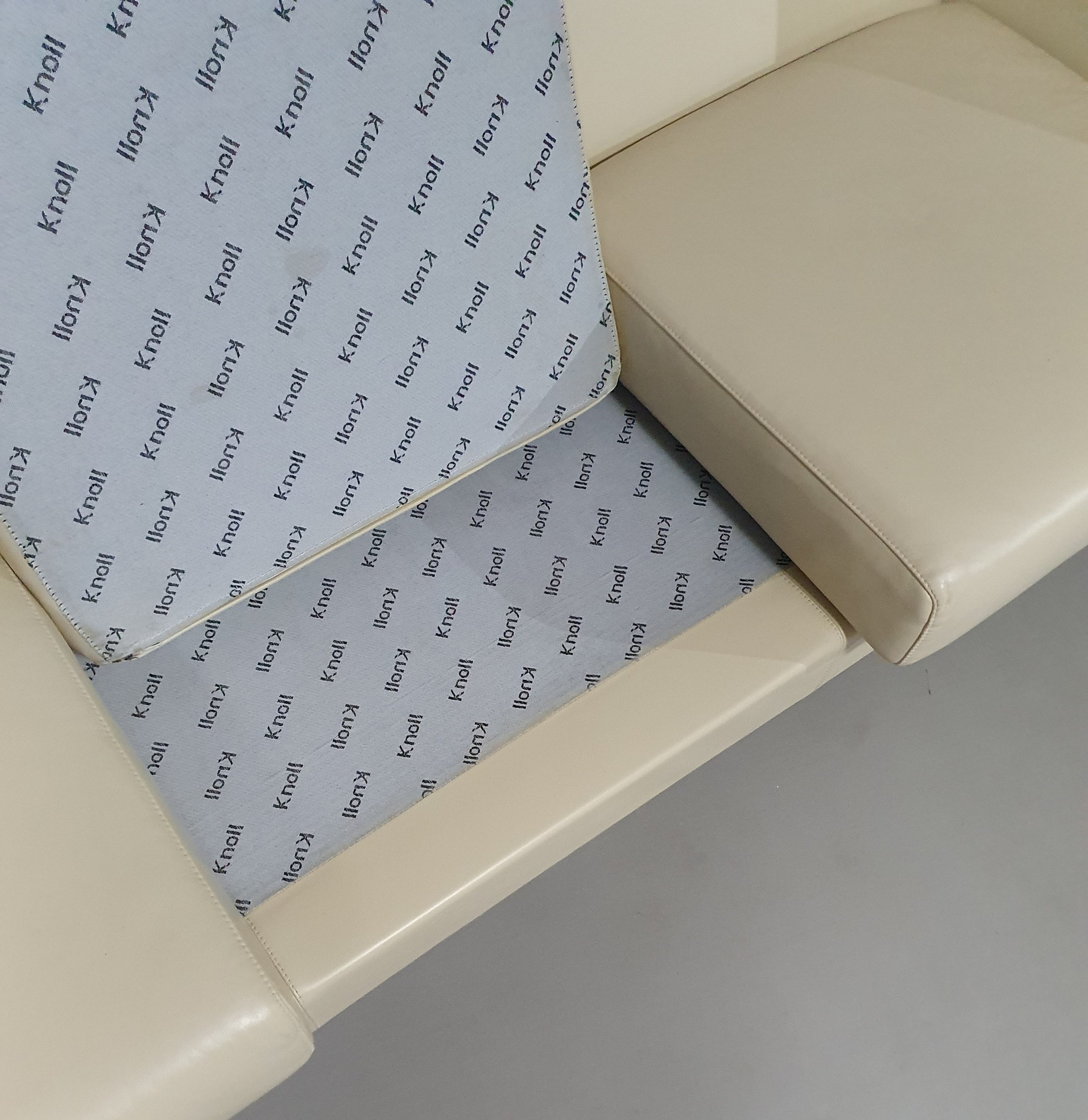 Eastside Sofa van Ettore Sottsass voor Knoll