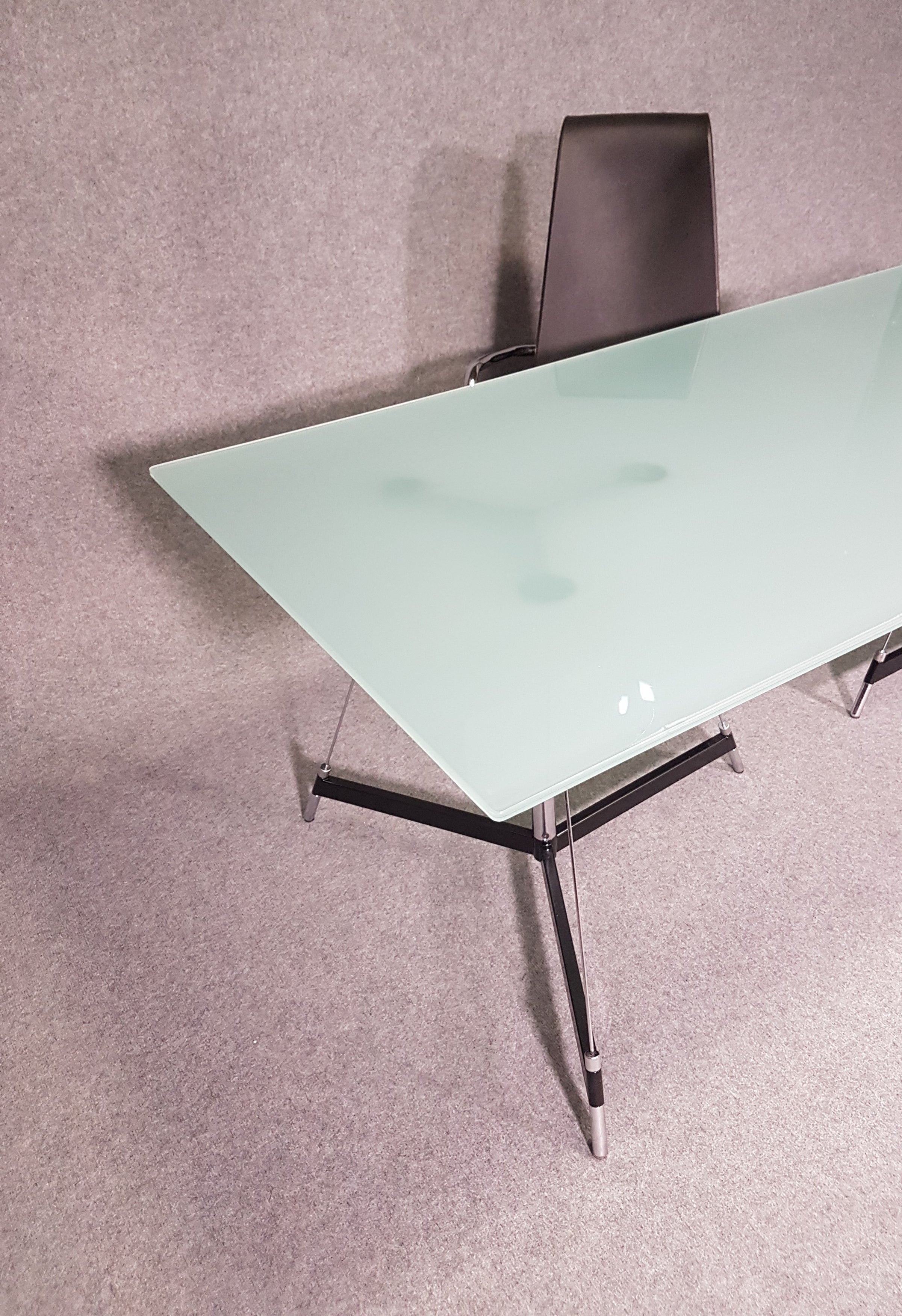 Italian tripod table / mat glass table top / Gabriel Teixidó