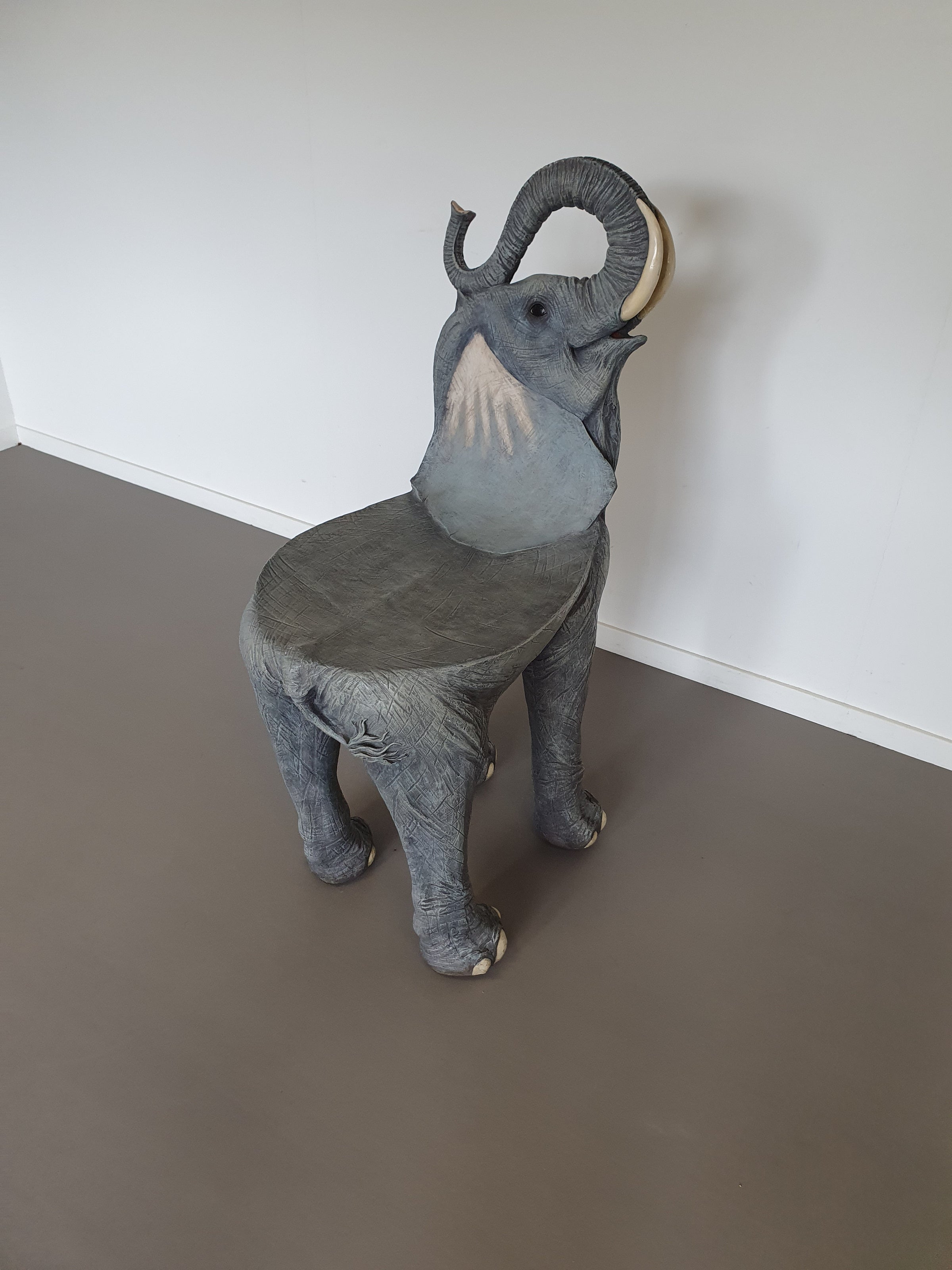 Veronese olifantenstoel van Allsculptures. Polystone hars 2006 Italië. Olifant stoel gemaakt in Italië