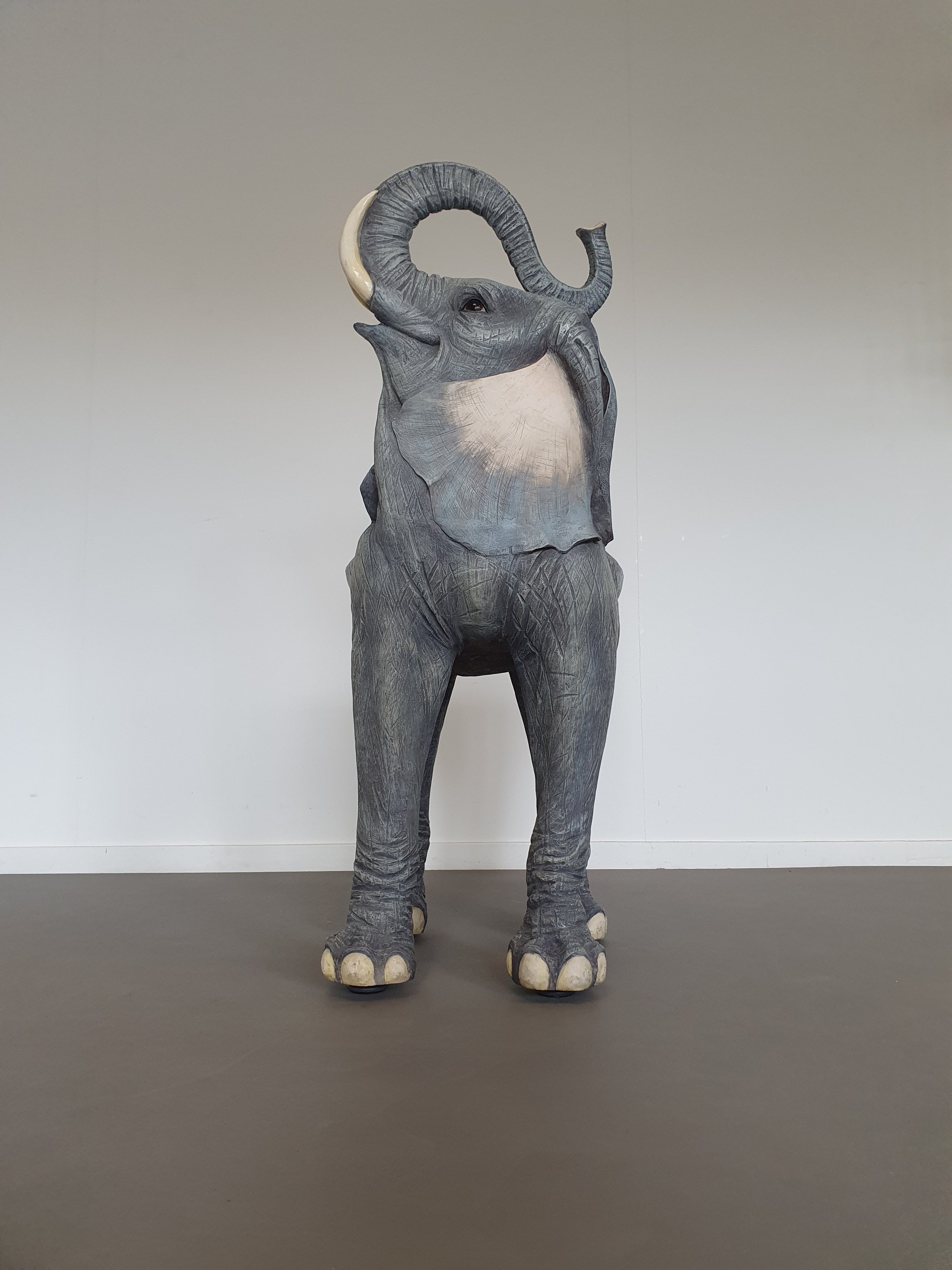 Veronese olifantenstoel van Allsculptures. Polystone hars 2006 Italië. Olifant stoel gemaakt in Italië