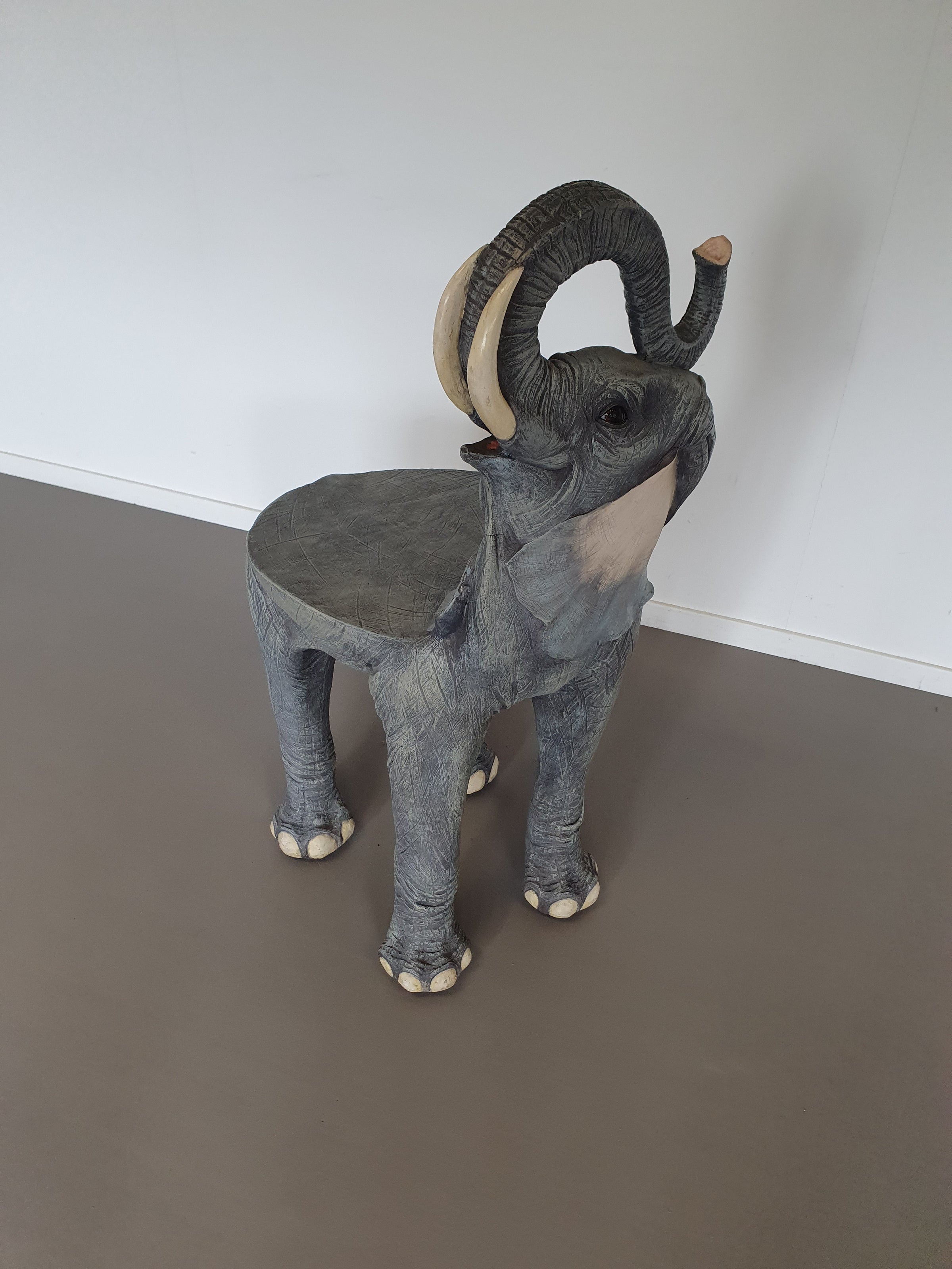 Veronese olifantenstoel van Allsculptures. Polystone hars 2006 Italië. Olifant stoel gemaakt in Italië