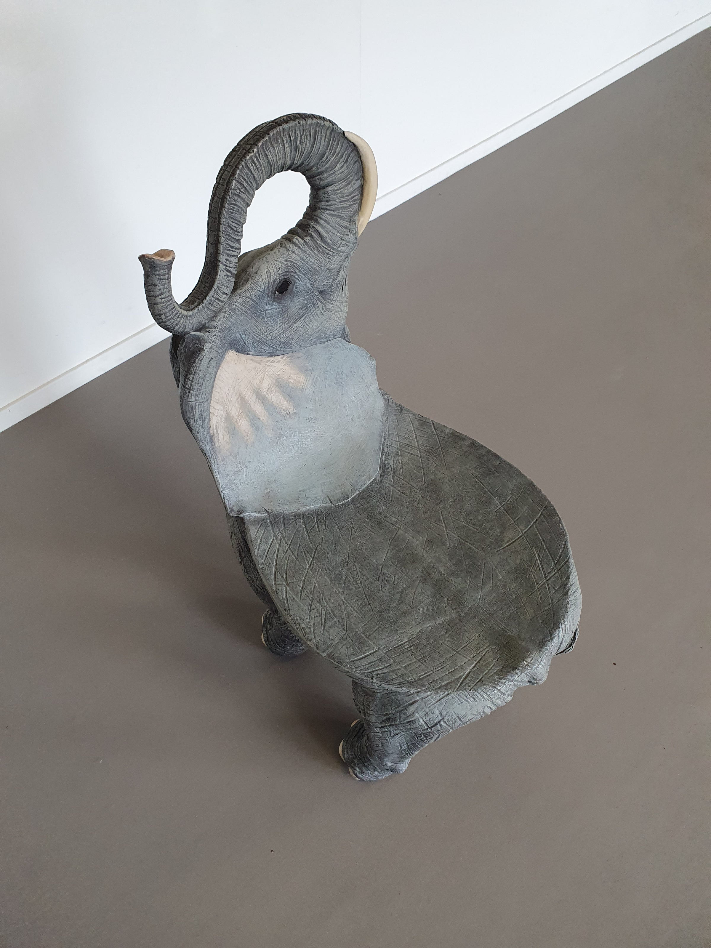 Veronese olifantenstoel van Allsculptures. Polystone hars 2006 Italië. Olifant stoel gemaakt in Italië