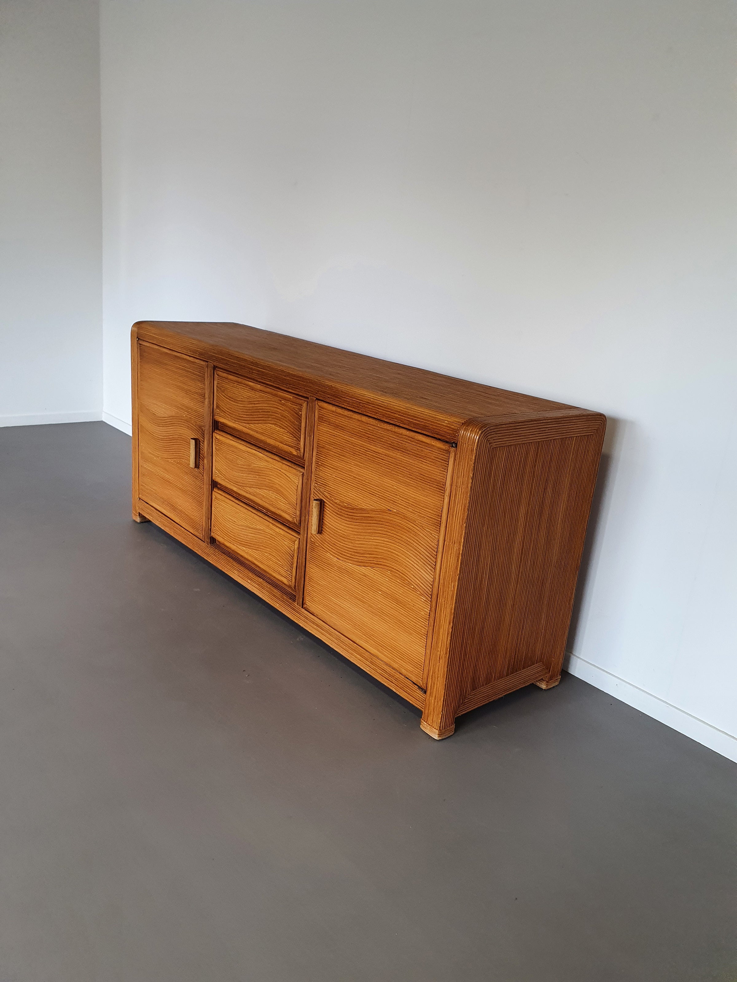Gespleten rieten rotan vivai del sud Italiaans dressoir met golfmotief in de stijl van Cresp