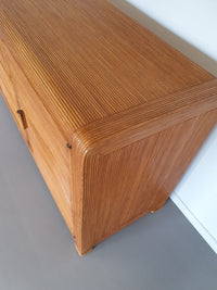 Gespleten rieten rotan vivai del sud Italiaans dressoir met golfmotief in de stijl van Cresp