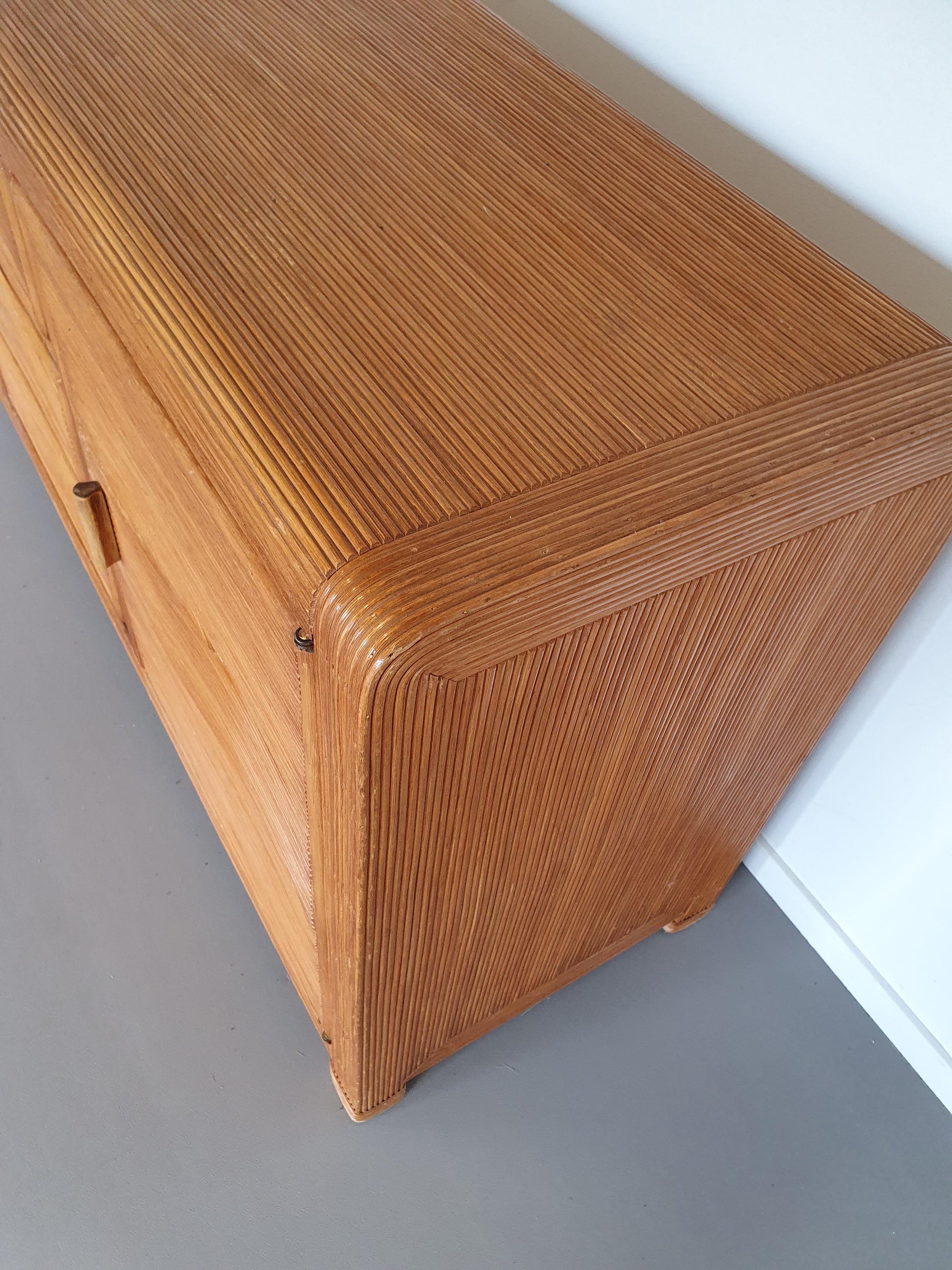 Gespleten rieten rotan vivai del sud Italiaans dressoir met golfmotief in de stijl van Cresp