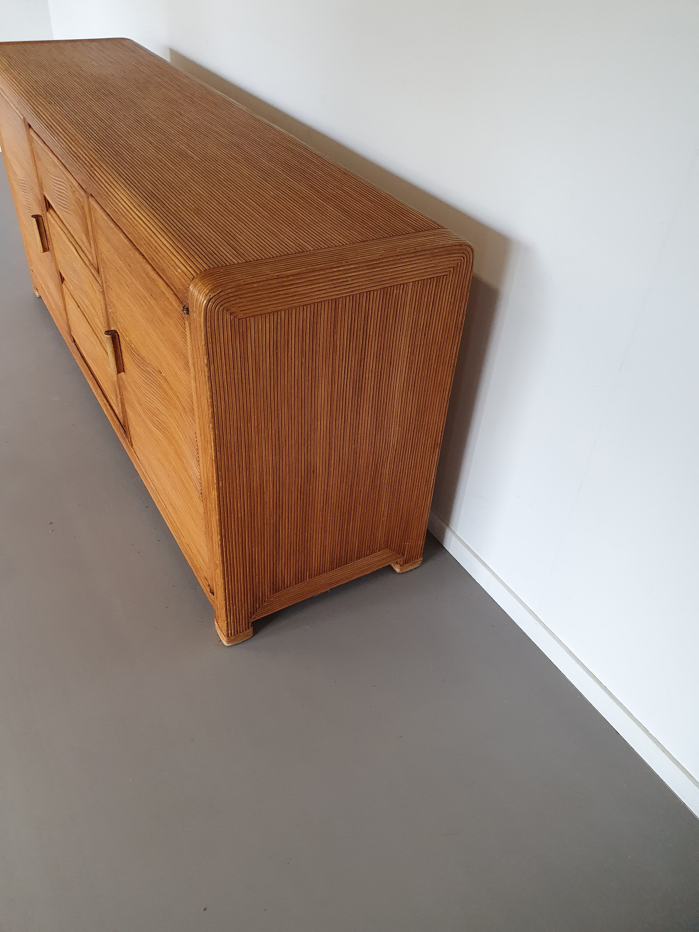 Gespleten rieten rotan vivai del sud Italiaans dressoir met golfmotief in de stijl van Cresp