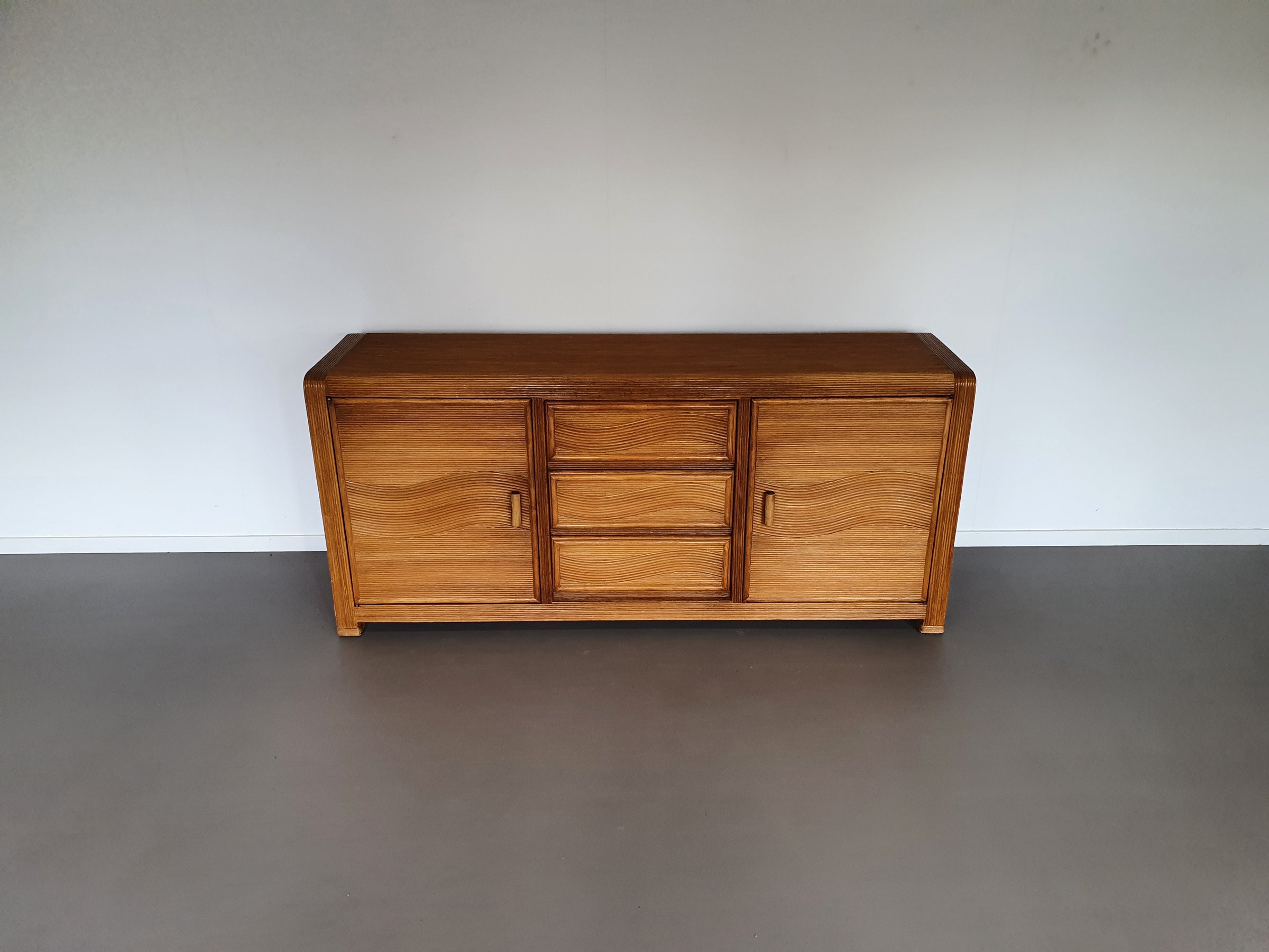 Gespleten rieten rotan vivai del sud Italiaans dressoir met golfmotief in de stijl van Cresp