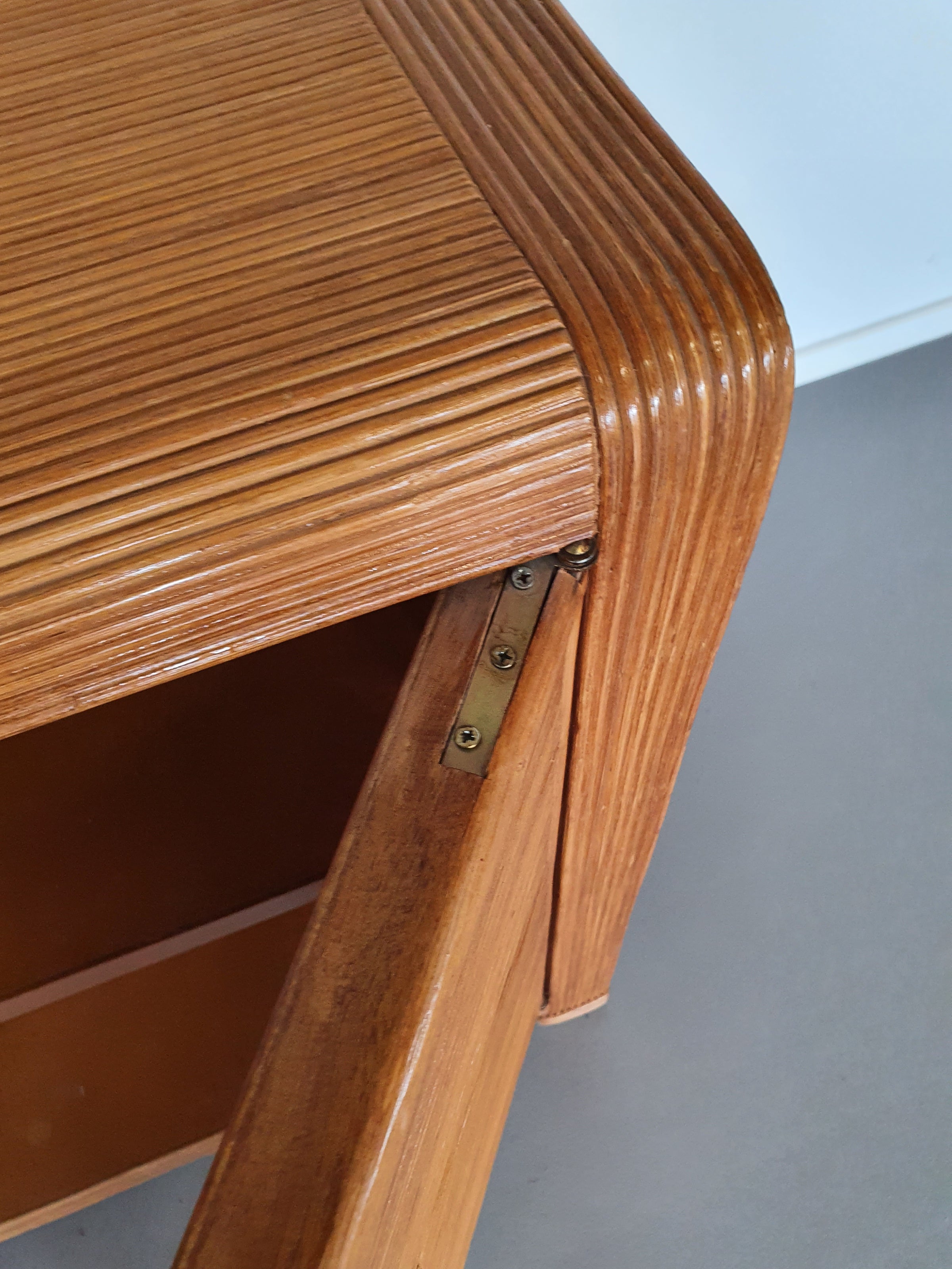 Gespleten rieten rotan vivai del sud Italiaans dressoir met golfmotief in de stijl van Cresp
