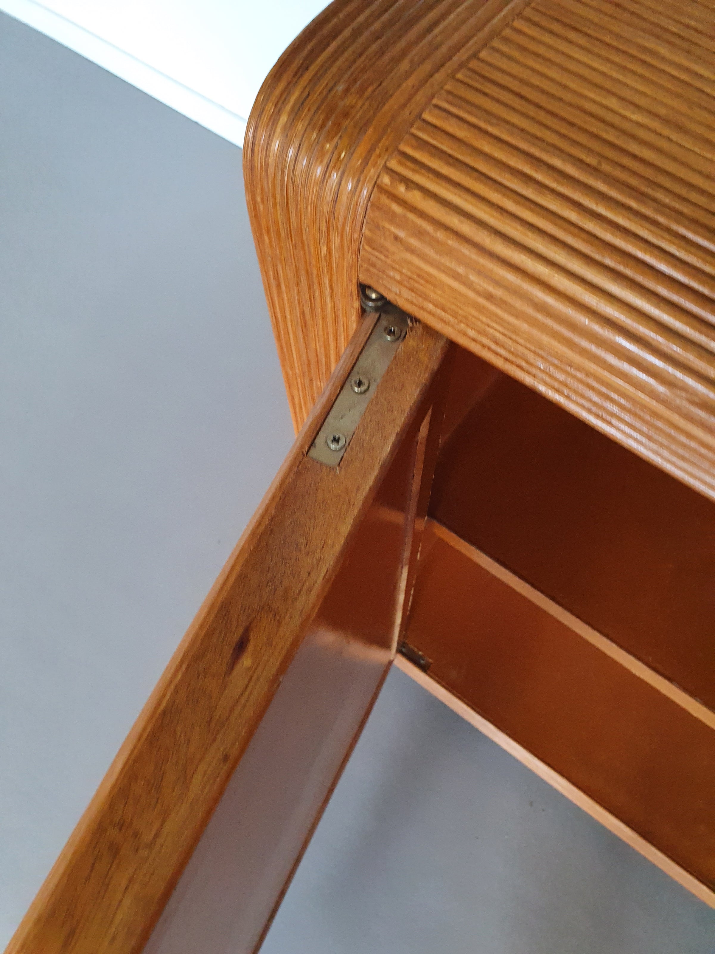 Gespleten rieten rotan vivai del sud Italiaans dressoir met golfmotief in de stijl van Cresp