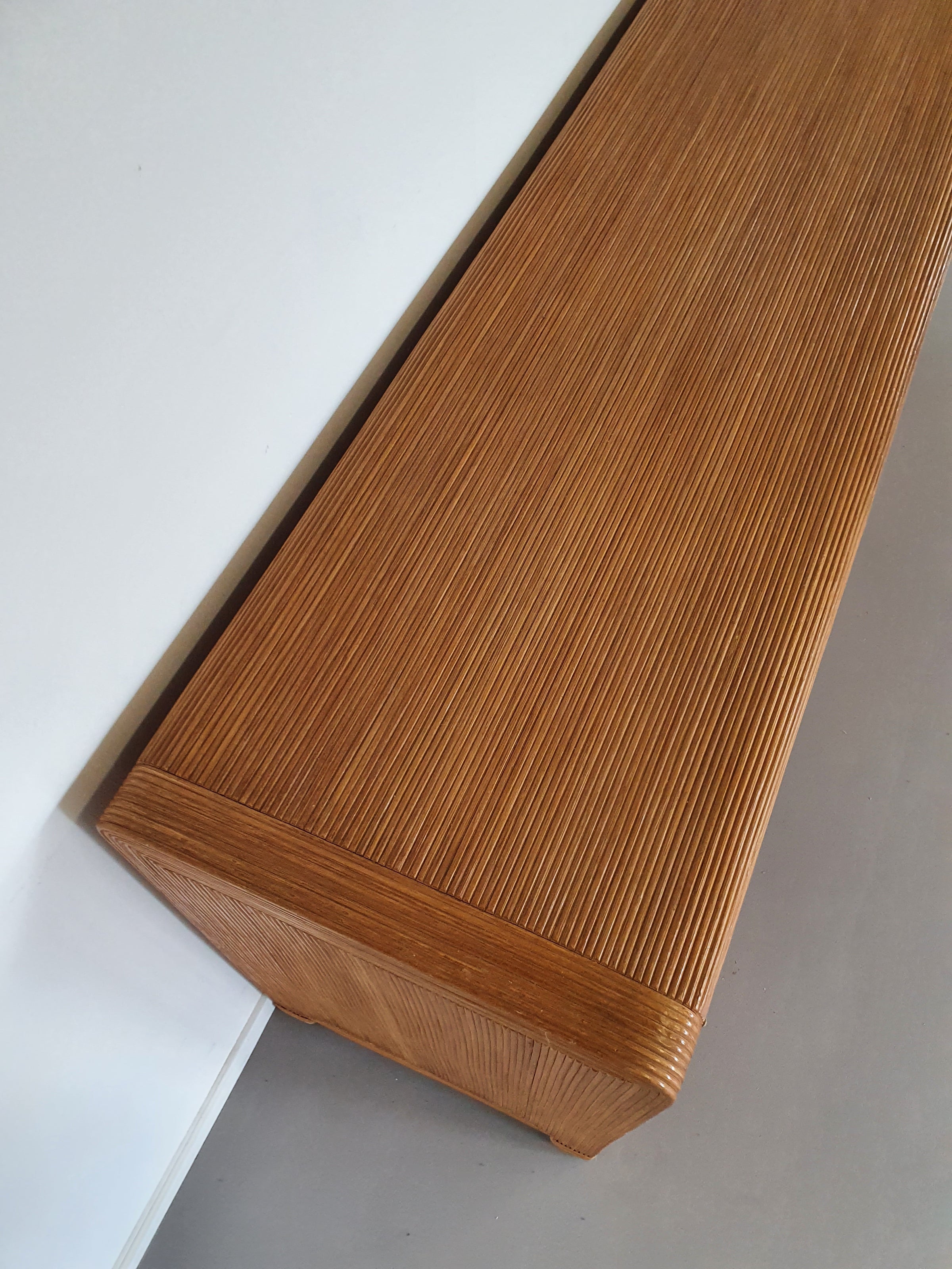 Gespleten rieten rotan vivai del sud Italiaans dressoir met golfmotief in de stijl van Cresp