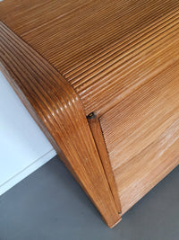 Gespleten rieten rotan vivai del sud Italiaans dressoir met golfmotief in de stijl van Cresp