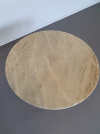 Marmeren salontafel uit de jaren 60, bovenblad is Italiaans marmer met prachtige kleuren en tekening (geen schade aan het blad) het blad ligt op een vuur verguld onderstel met veel details. ○ 90cm x 42cm