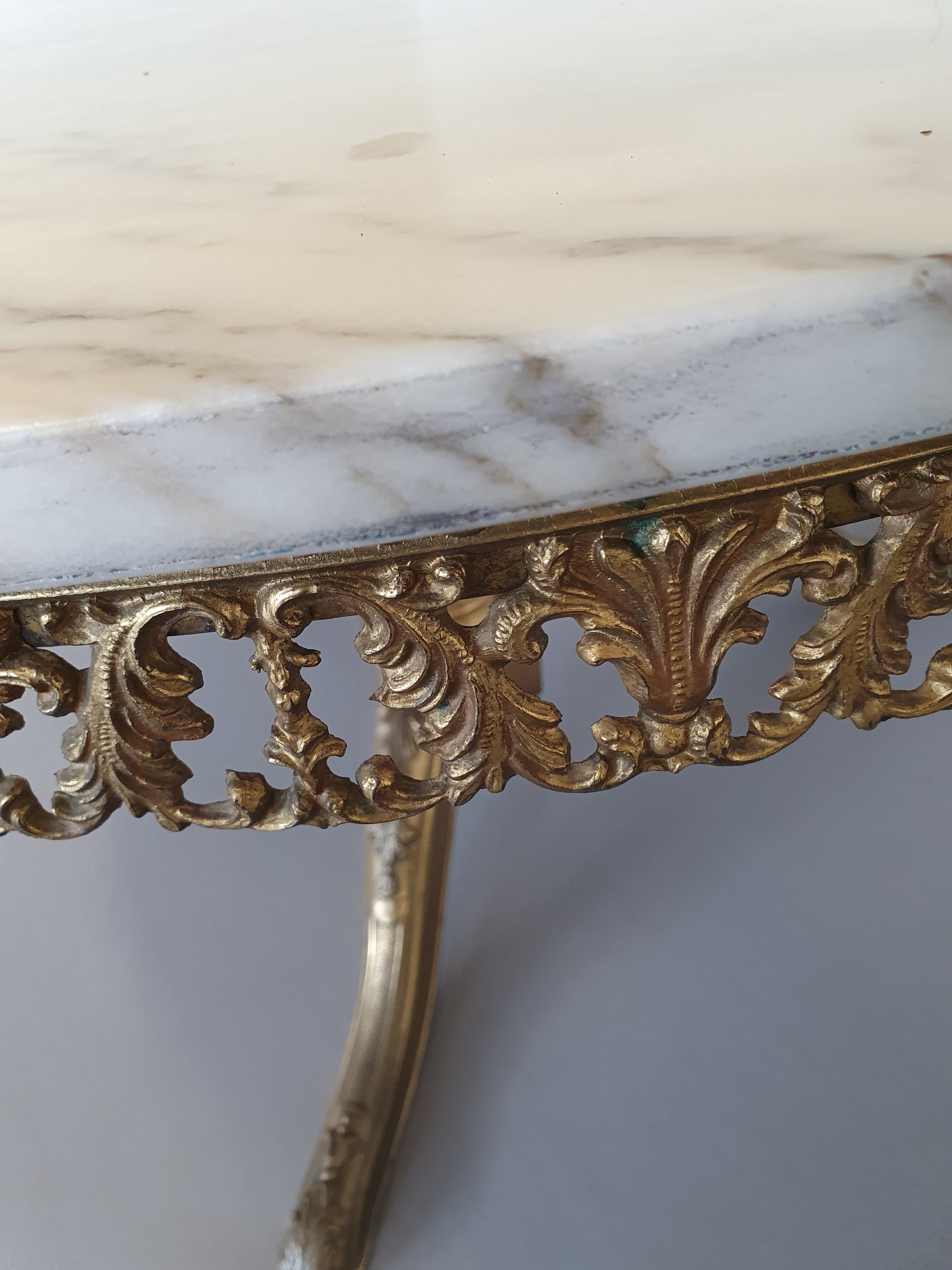 1960s marble coffee table. marble top / fire-gilded base with many details
