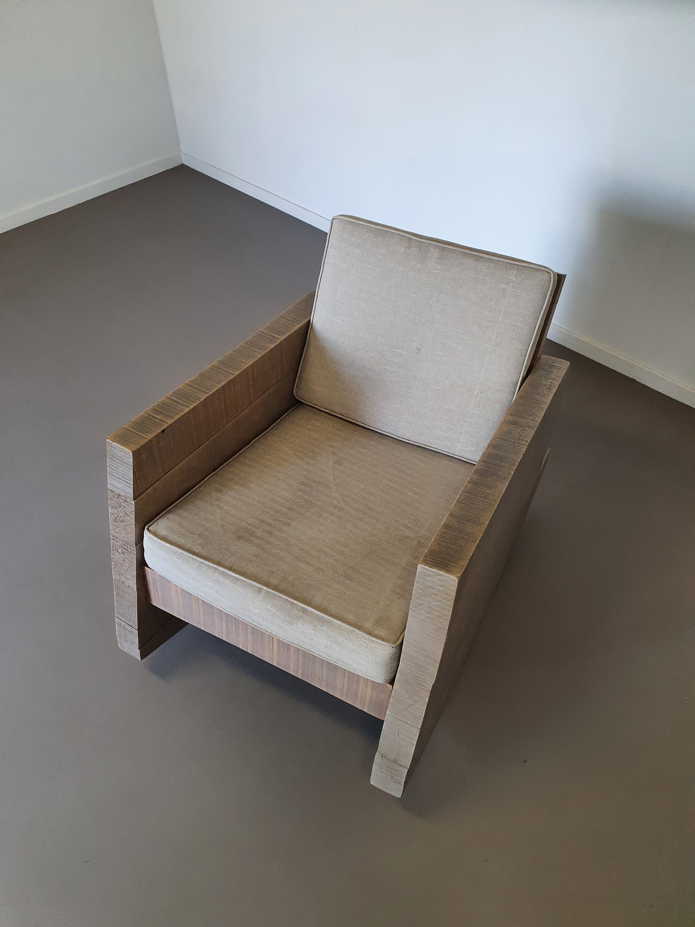 Brutalistische massieve schommelstoel uit de jaren 80