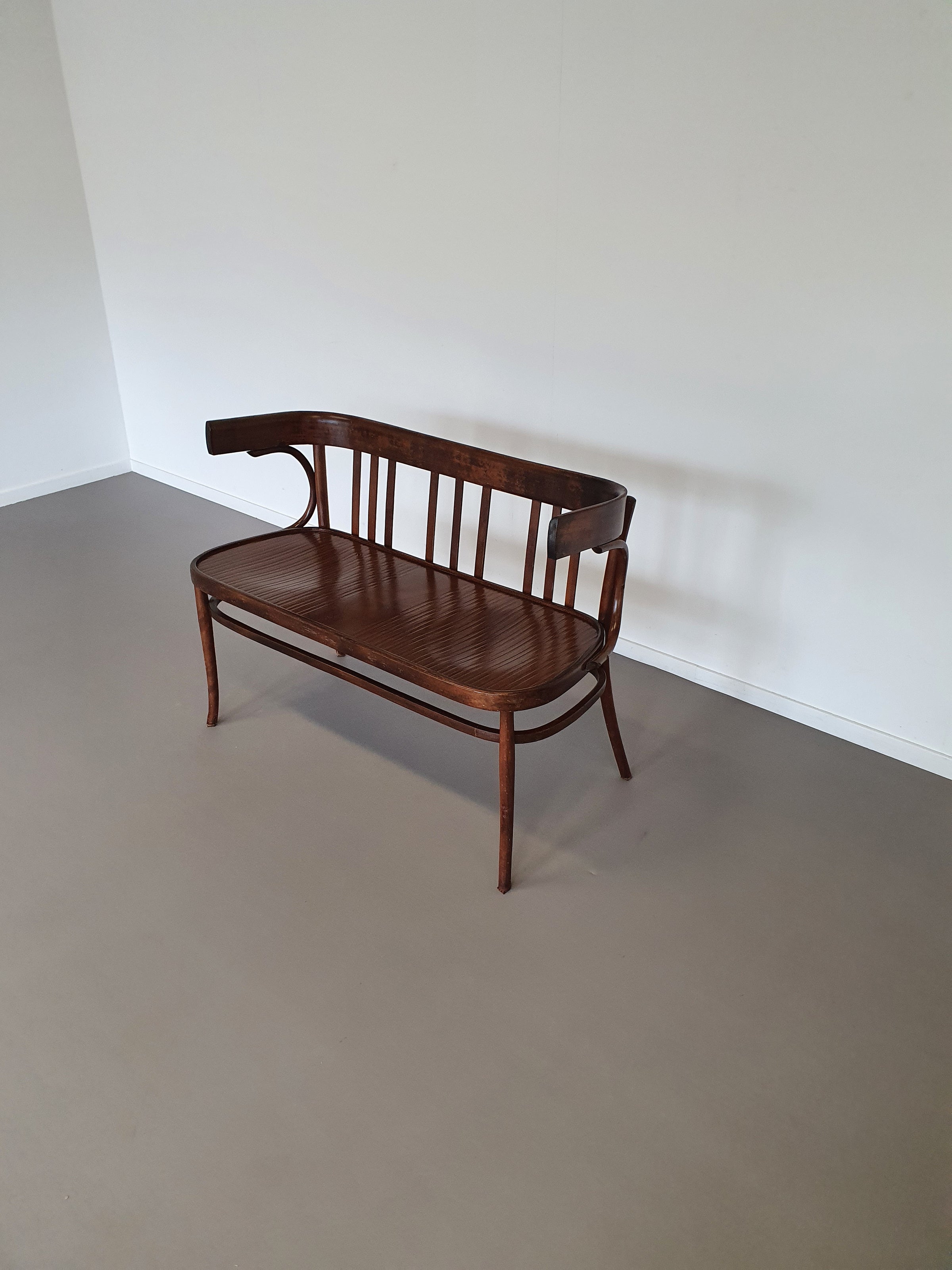 Zeldzame Thonet bank, niet gemerkt.
 Breedte 107/ hoogte 80 / diepte 50/ zithoogte 47 cm
