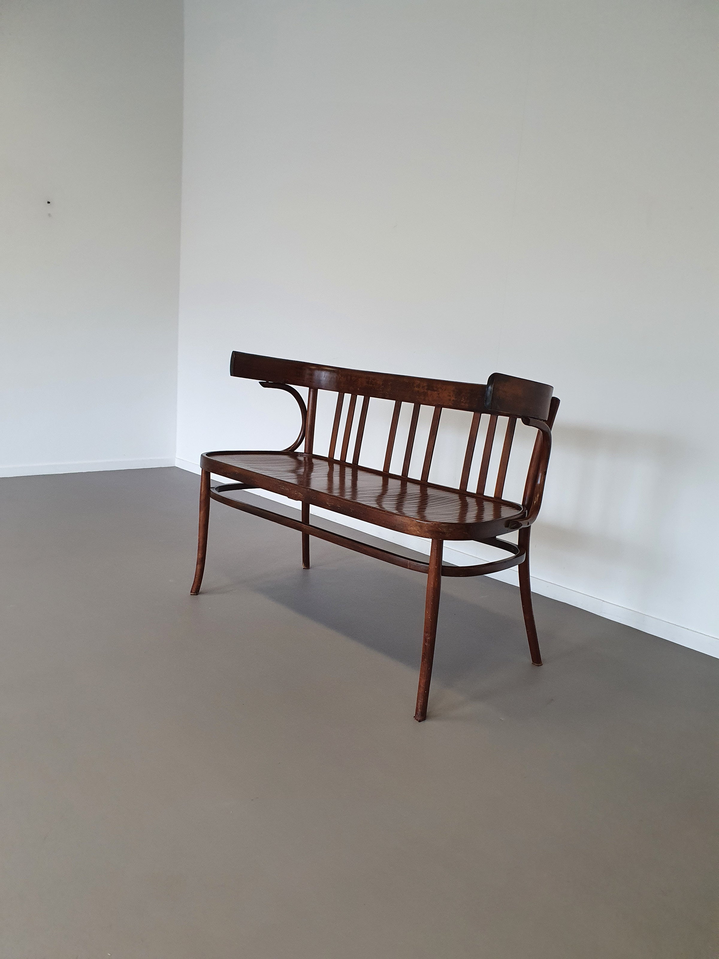 Zeldzame Thonet bank, niet gemerkt.
 Breedte 107/ hoogte 80 / diepte 50/ zithoogte 47 cm
