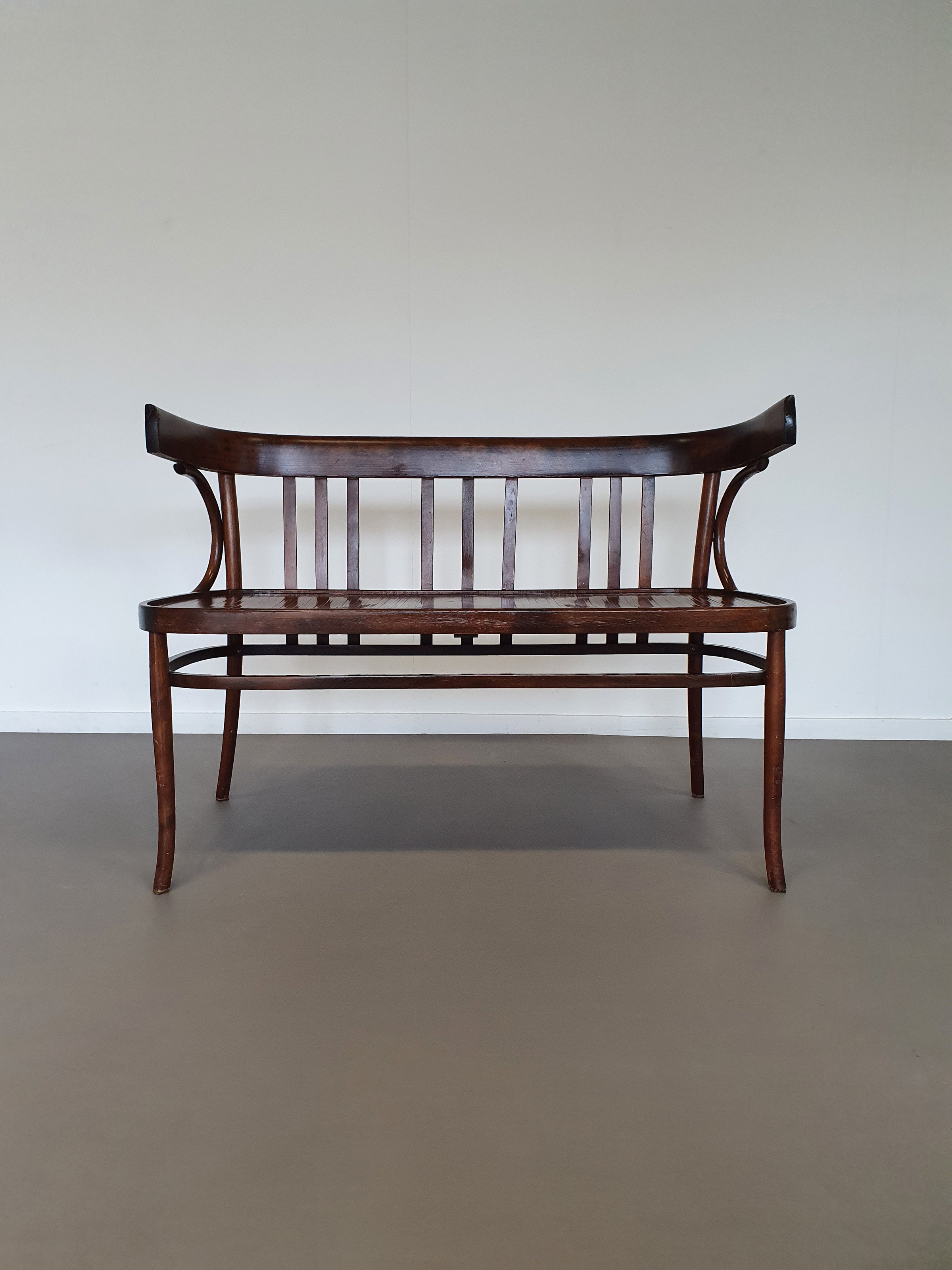Zeldzame Thonet bank, niet gemerkt.
 Breedte 107/ hoogte 80 / diepte 50/ zithoogte 47 cm