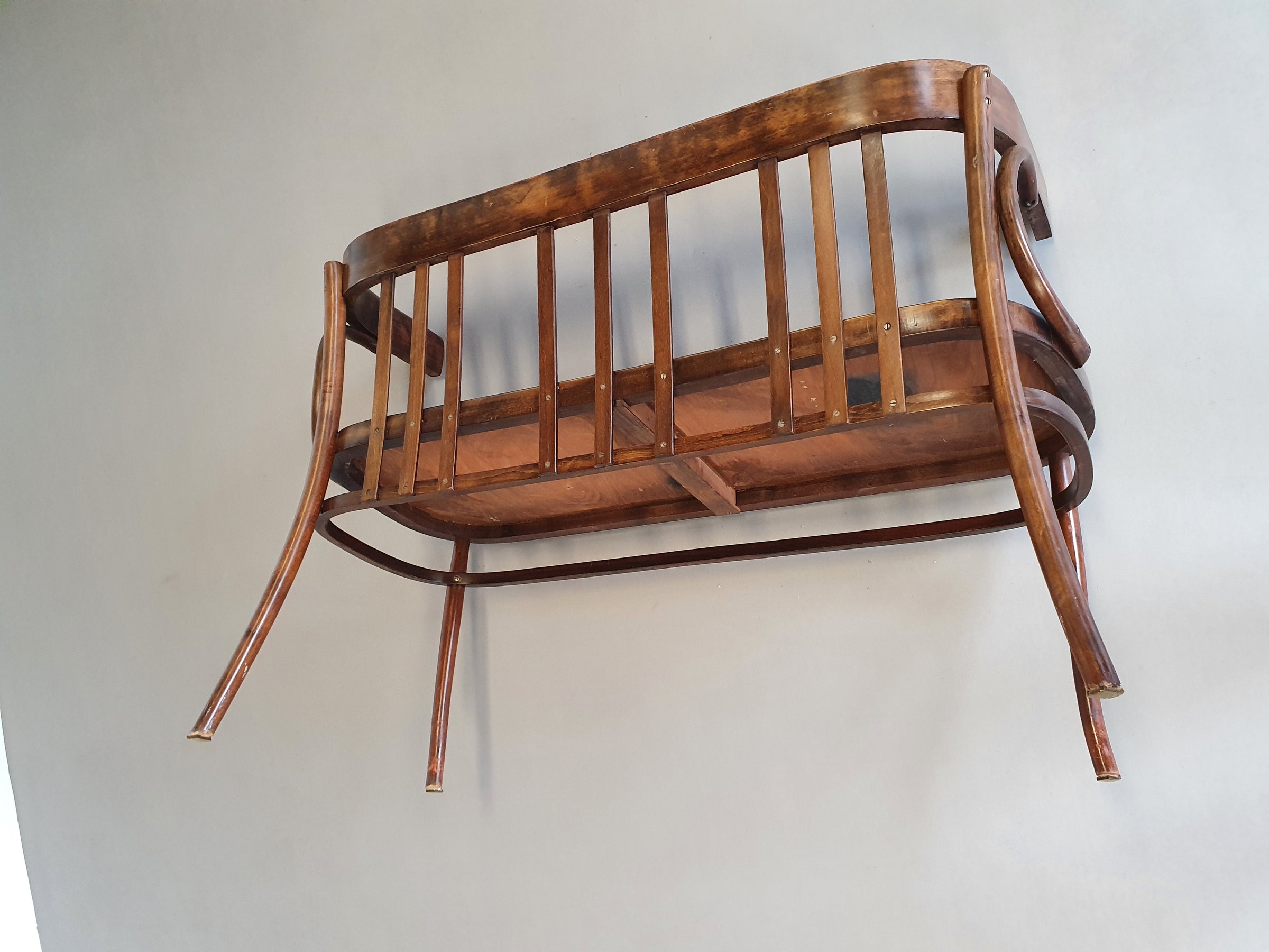 Zeldzame Thonet bank, niet gemerkt.
 Breedte 107/ hoogte 80 / diepte 50/ zithoogte 47 cm