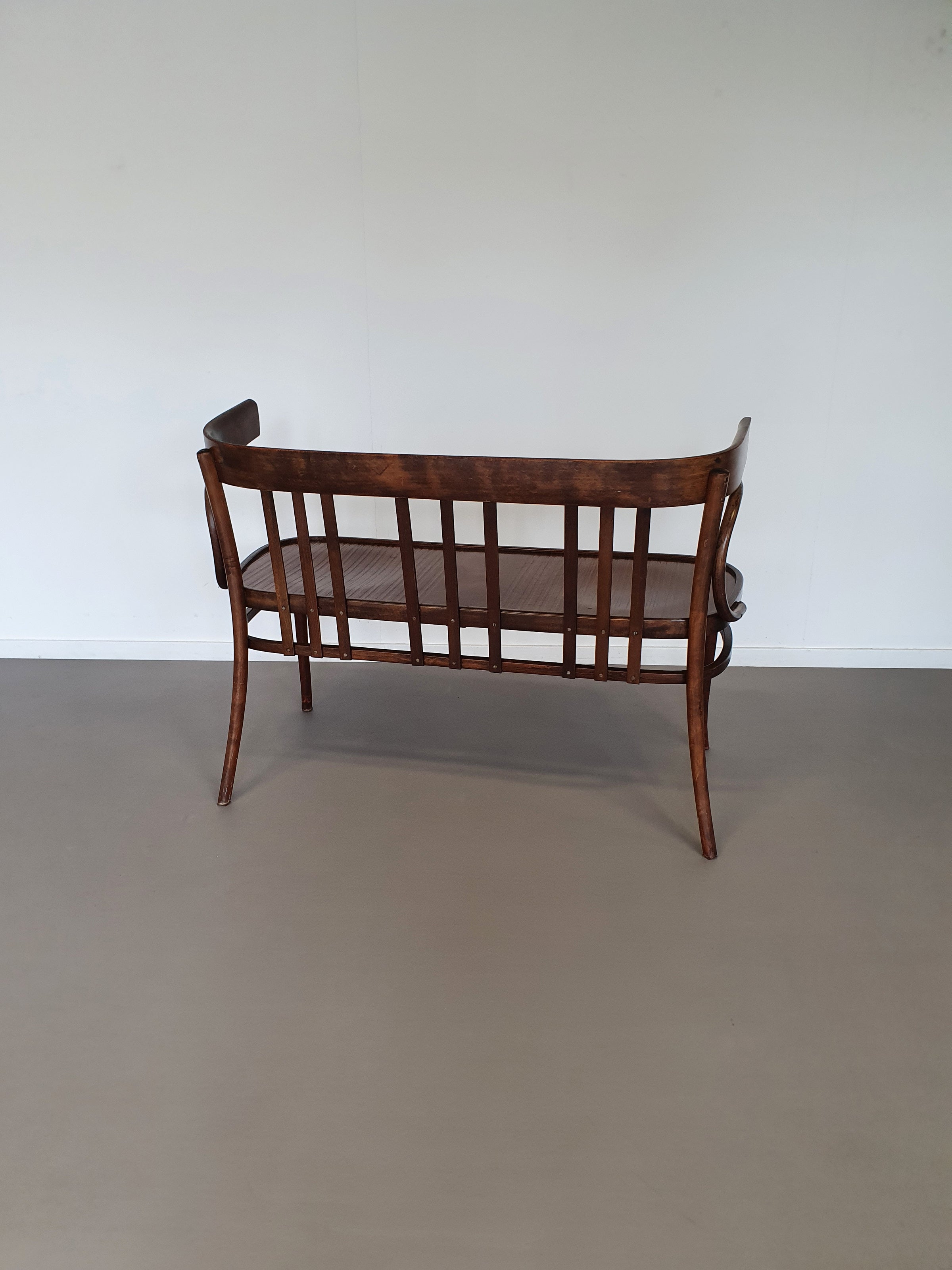 Zeldzame Thonet bank, niet gemerkt.
 Breedte 107/ hoogte 80 / diepte 50/ zithoogte 47 cm