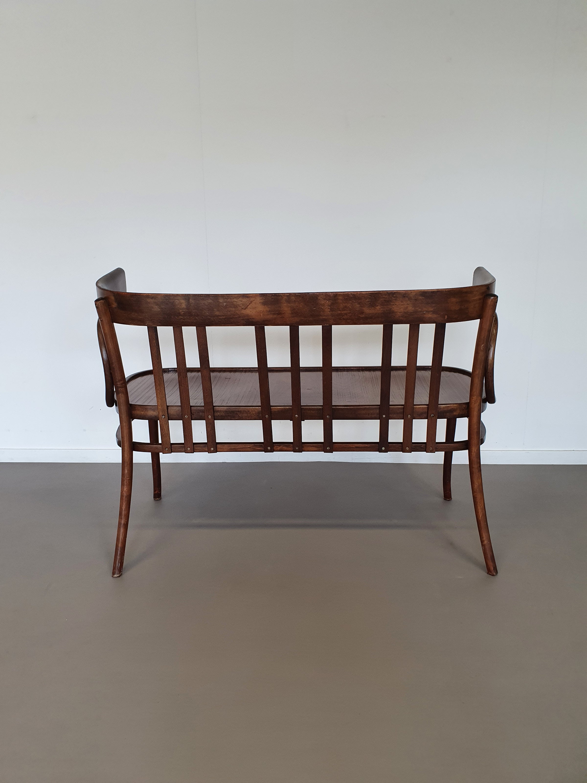 Zeldzame Thonet bank, niet gemerkt.
 Breedte 107/ hoogte 80 / diepte 50/ zithoogte 47 cm