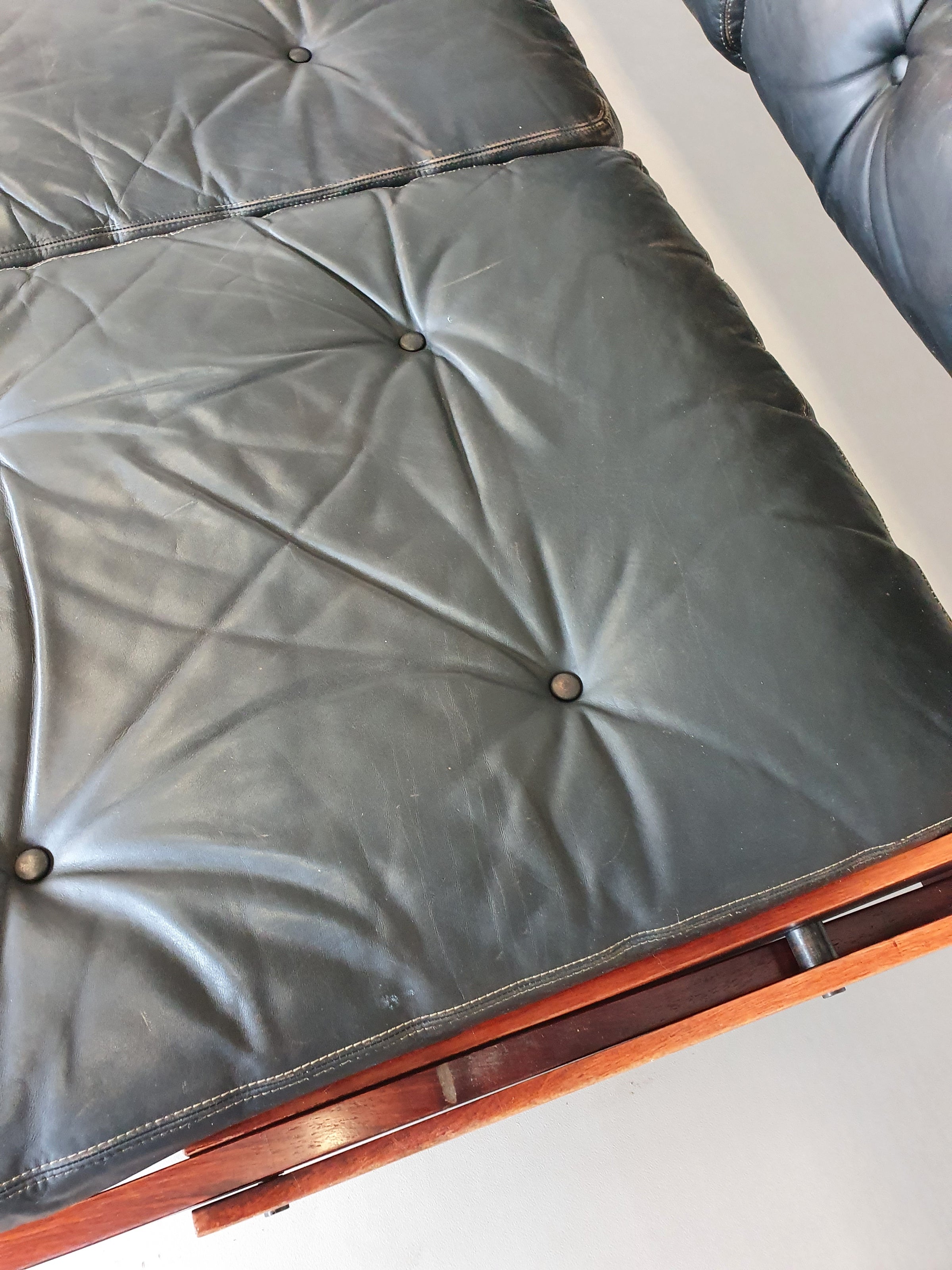 Gianni Songia Zwarte leren slaapbank model GS-195 voor Sormani, Italië, 1963

 #giannisongia #dakbedekking #sormani
