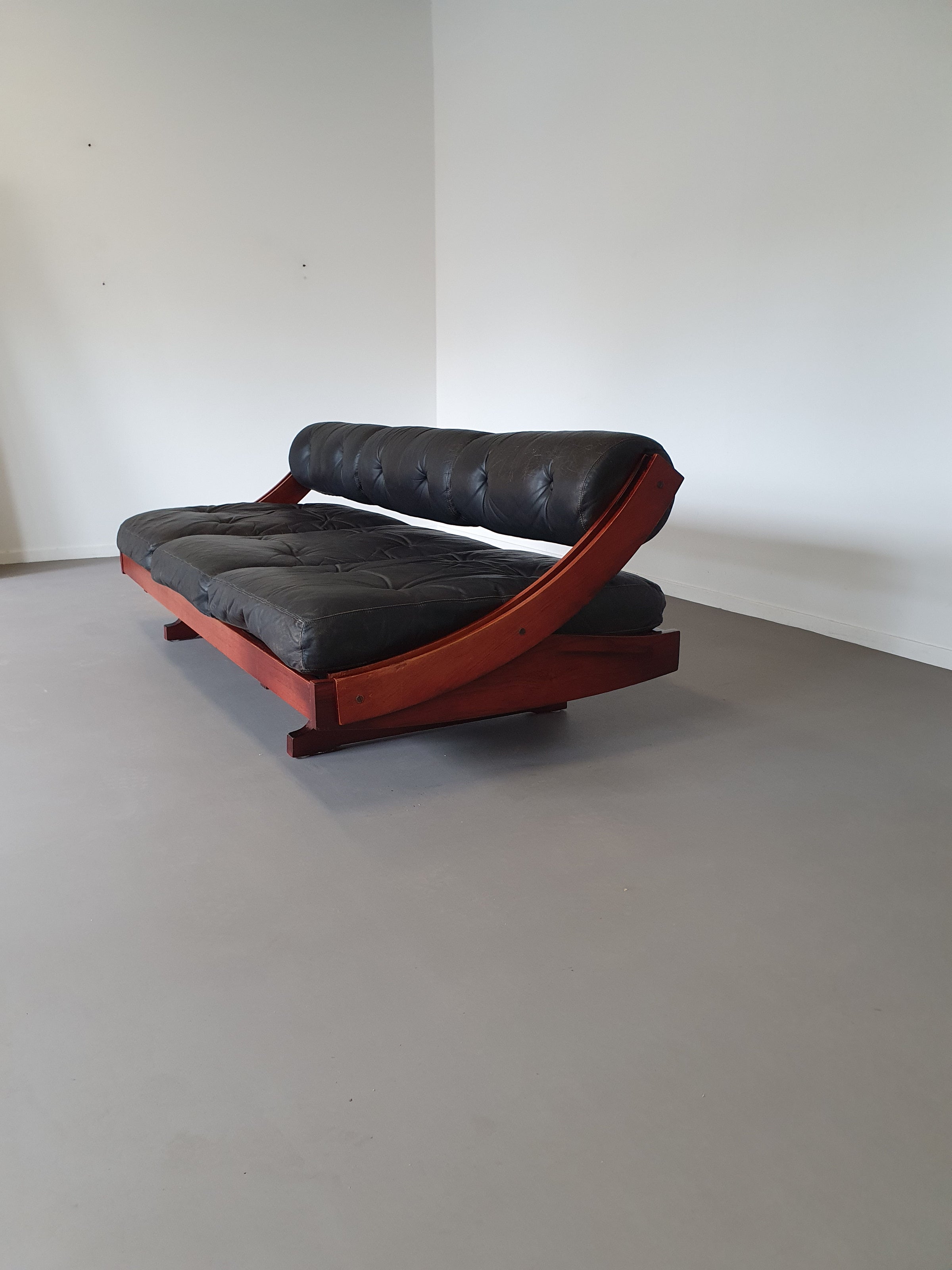 Gianni Songia Zwarte leren slaapbank model GS-195 voor Sormani, Italië, 1963

 #giannisongia #dakbedekking #sormani
