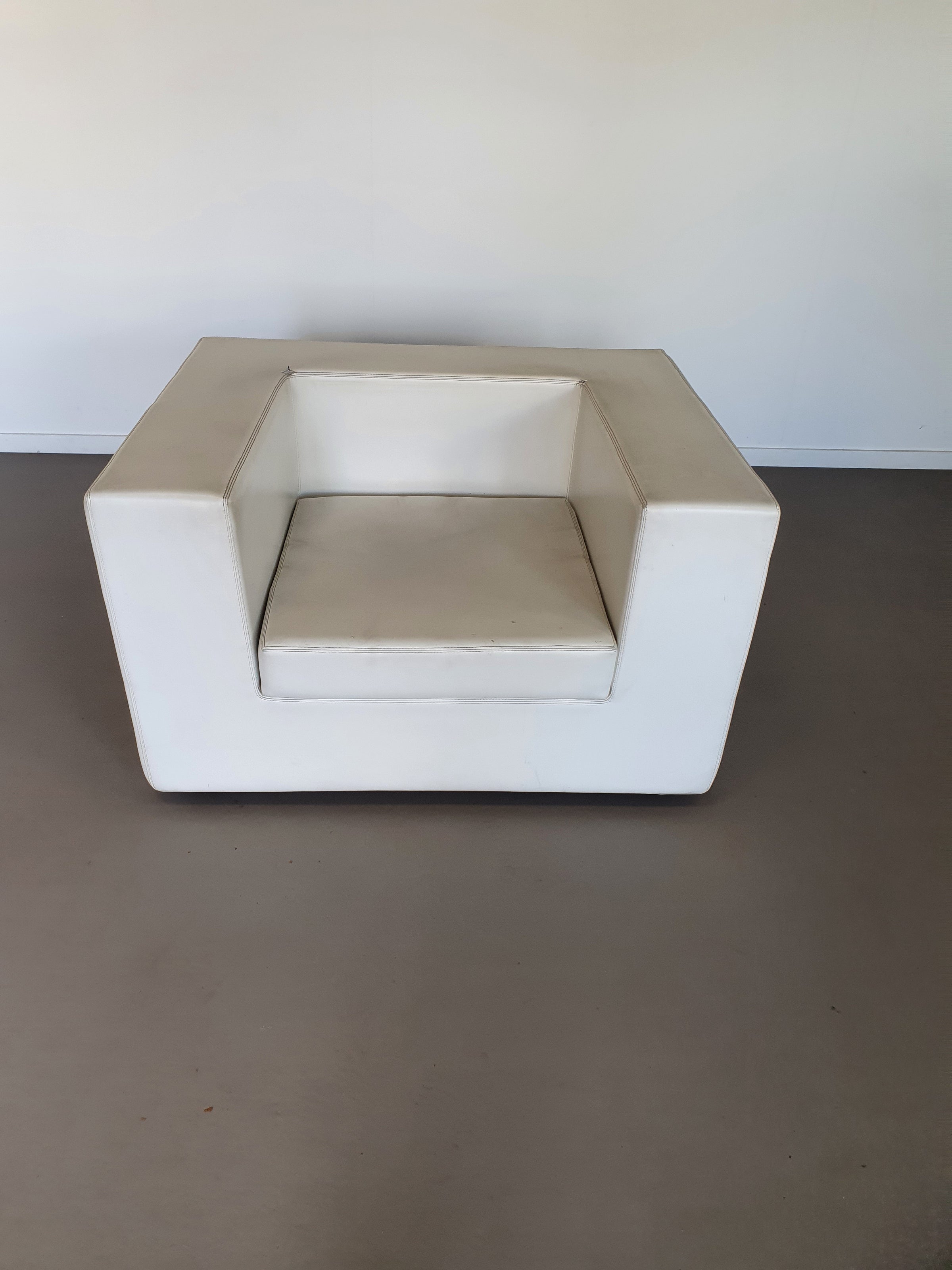Vroege editie Zanotta "wegwerp" stoelen van willie Landels. Volledig origineel.