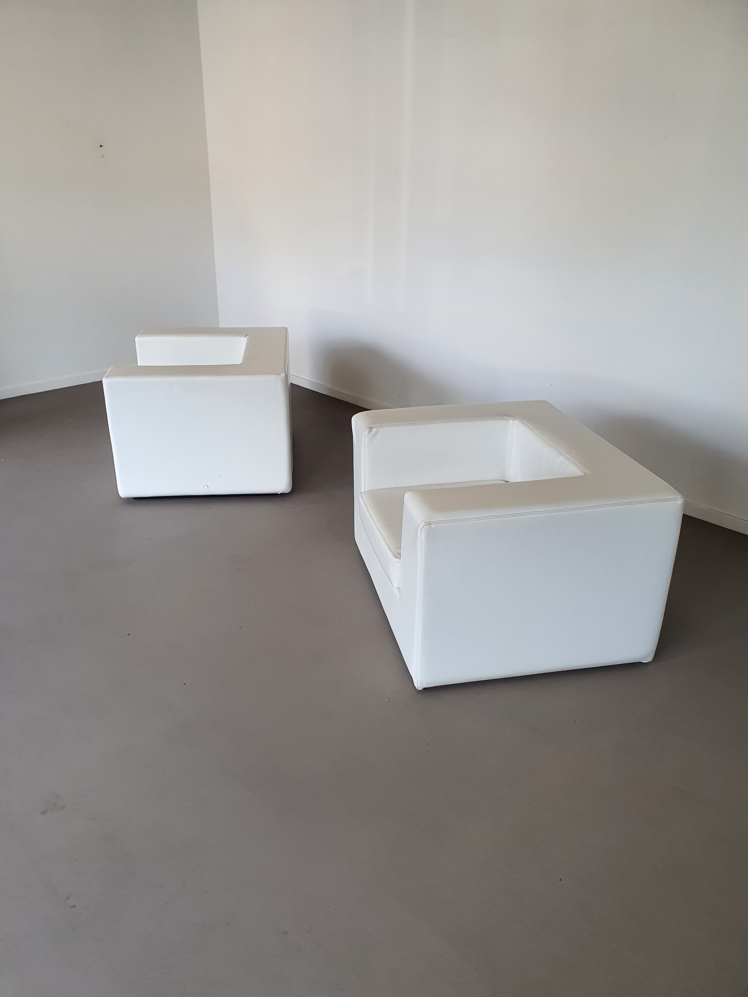 Vroege editie Zanotta "wegwerp" stoelen van willie Landels. Volledig origineel.