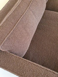 Artifort bank C905 van Kho Liang Ie 240 x 80 x 65 cm. Originele bekleding bruine boucléwol