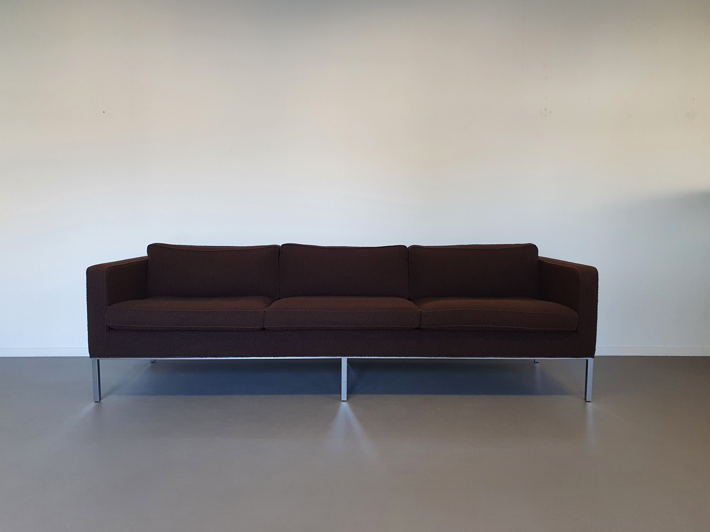 Artifort bank C905 van Kho Liang Ie 240 x 80 x 65 cm. Originele bekleding bruine boucléwol