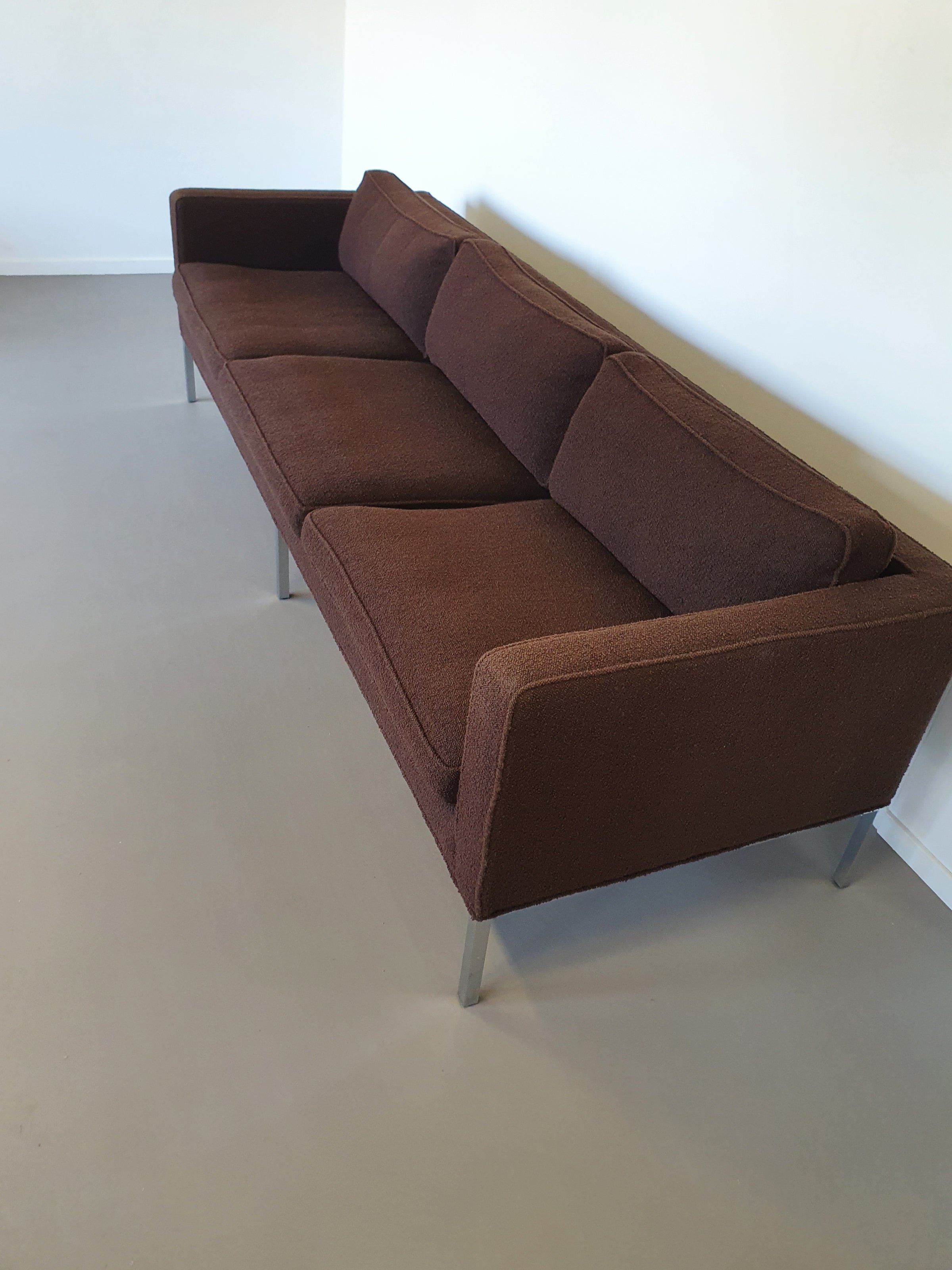 Artifort bank C905 van Kho Liang Ie 240 x 80 x 65 cm. Originele bekleding bruine boucléwol