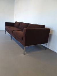 Artifort bank C905 van Kho Liang Ie 240 x 80 x 65 cm. Originele bekleding bruine boucléwol