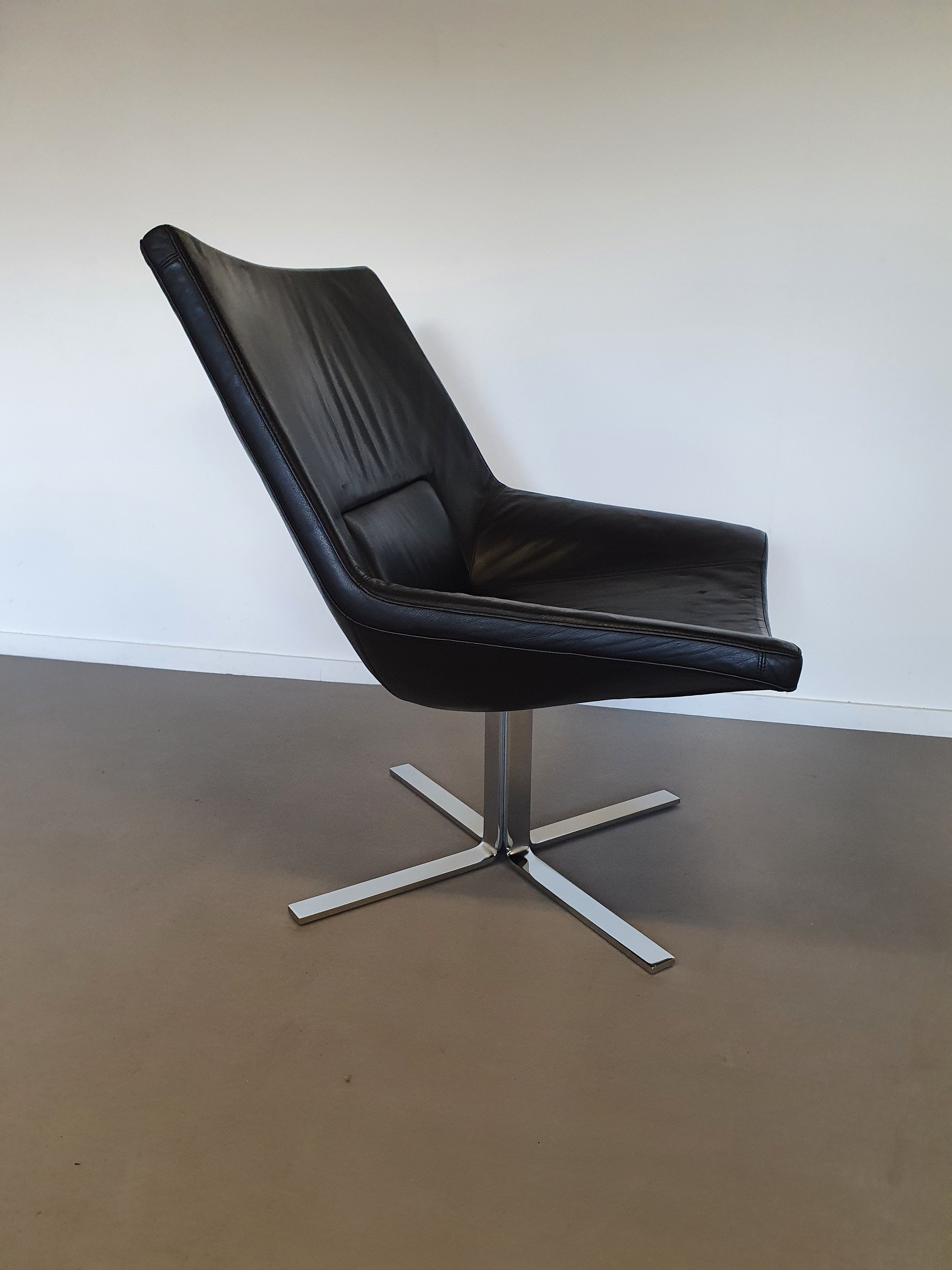 Leren, zware lounge stoelen. Breed 75 - hoog 87 - diep 70 cm. Prijs is voor de set.
