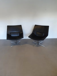 Leren, zware lounge stoelen. Breed 75 - hoog 87 - diep 70 cm. Prijs is voor de set.